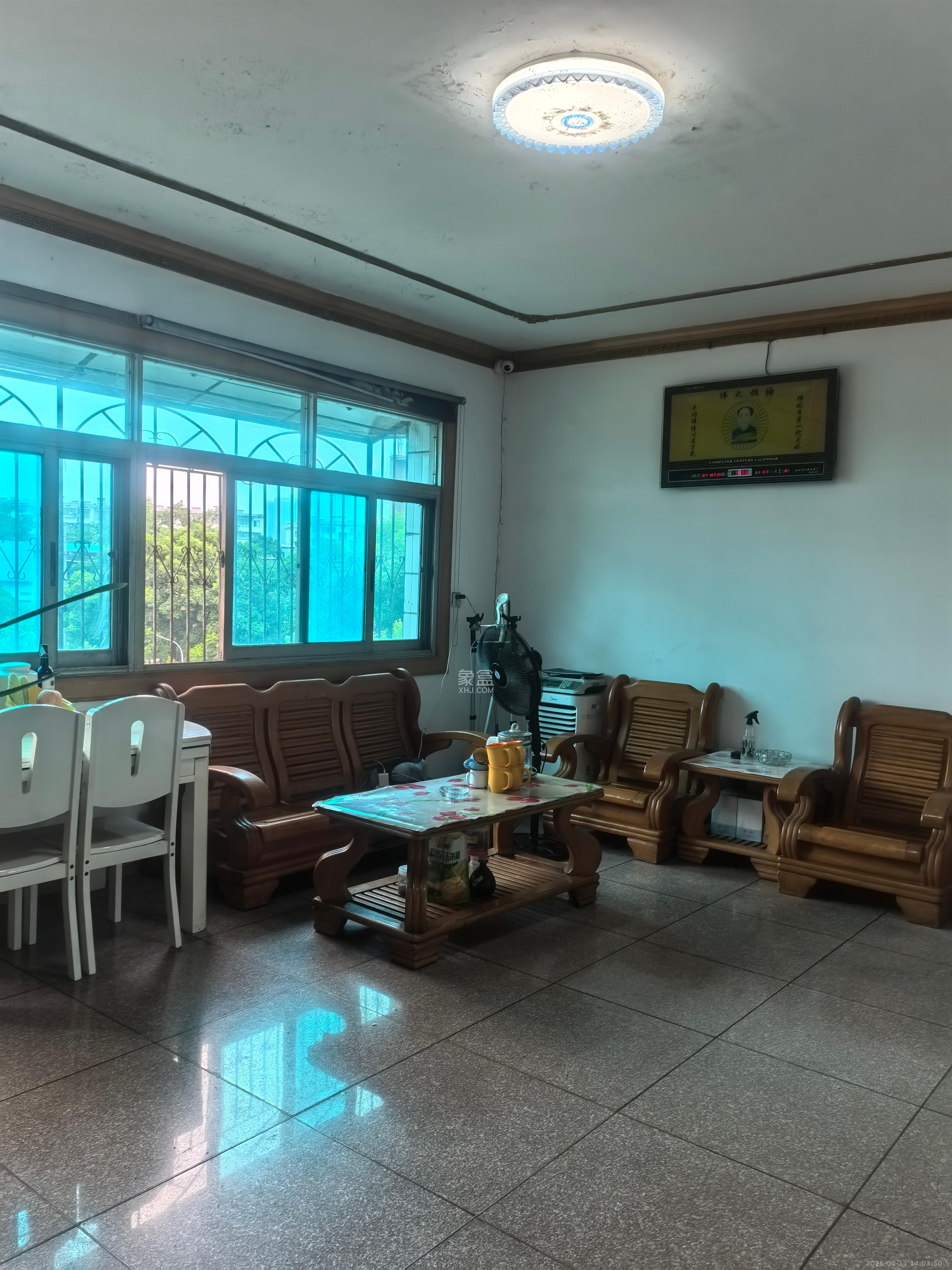 工商银行综合楼 3室2厅1卫 27.8万 工商银行综合楼 3室2厅1卫 27.8万客厅