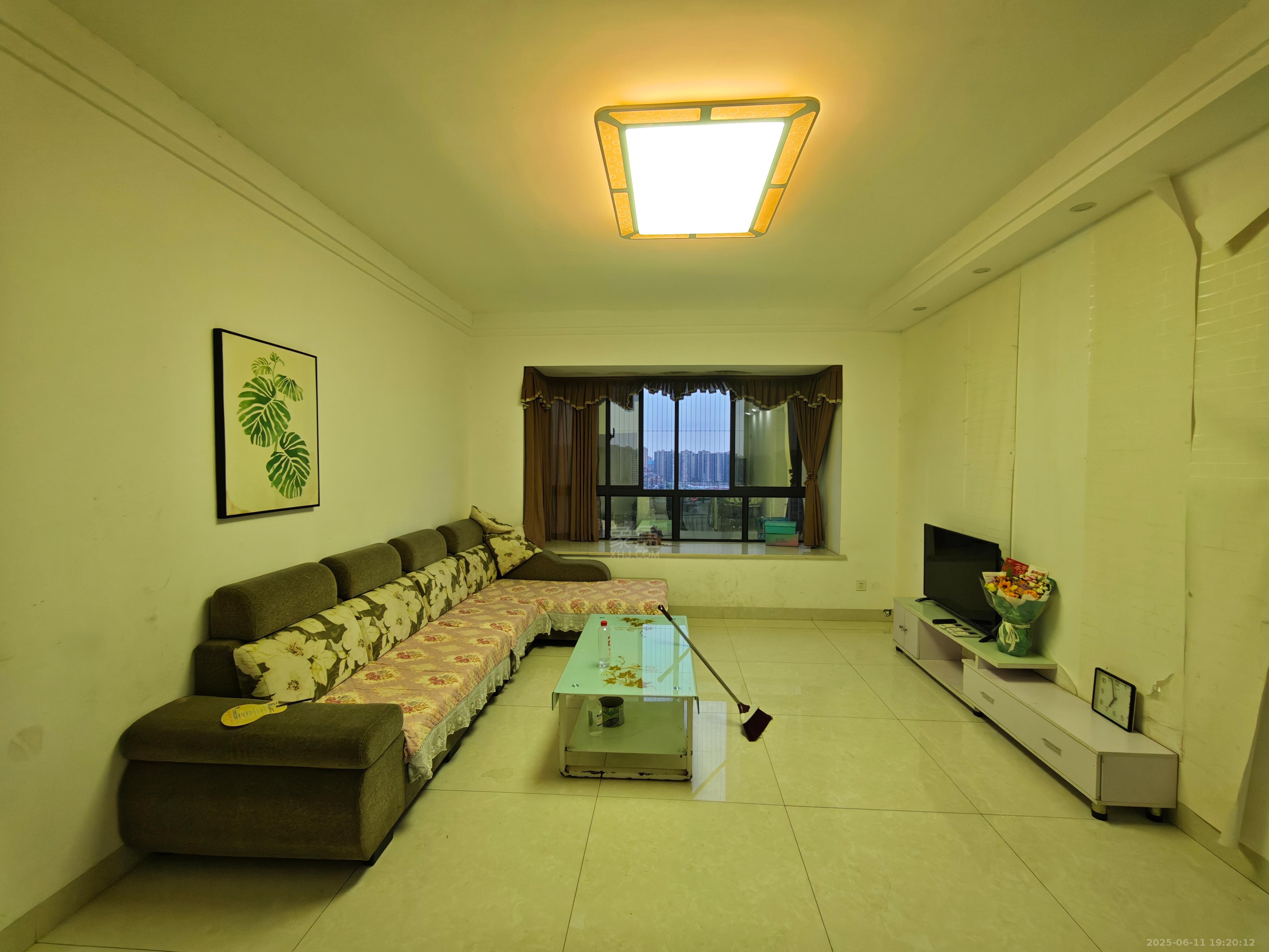 武广国际学苑 3室2厅2卫 1800.0元/月 武广国际学苑 3室2厅2卫 1800.0元/月室内图