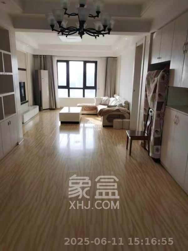 东方名苑臻锦园  3室2厅2卫   85.00万客厅