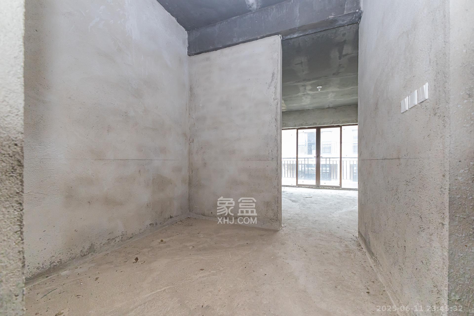 盈峰翠邸  5室2厅3卫    158.0万 盈峰翠邸  5室2厅3卫    158.0万卧室