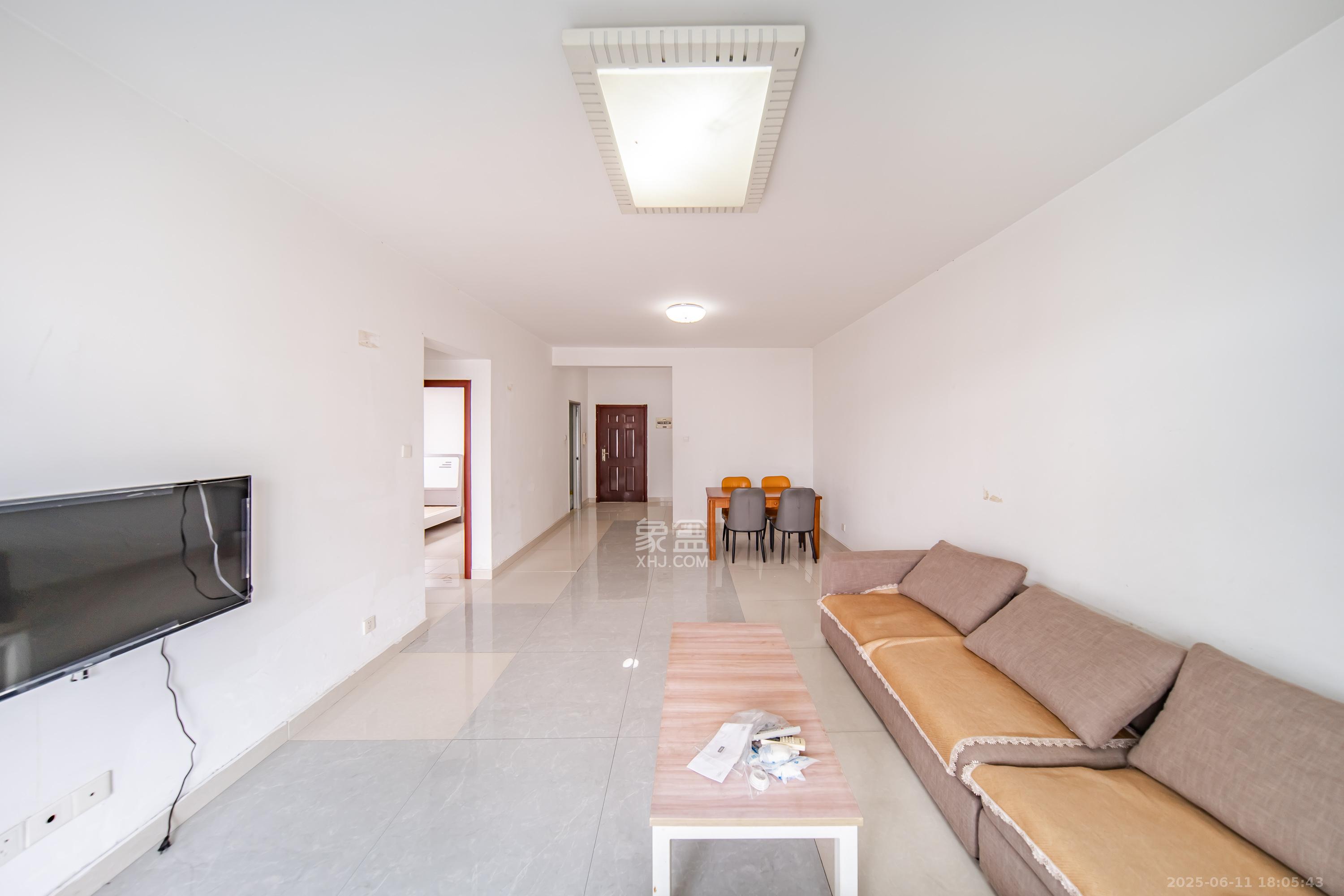 阳光100三期 2室2厅1卫 79.0万 阳光100三期 2室2厅1卫 79.0万客厅