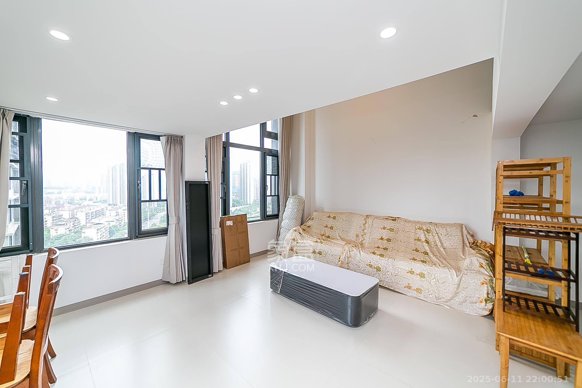 万科紫台 2室2厅2卫 55.8万 万科紫台 2室2厅2卫 55.8万客厅