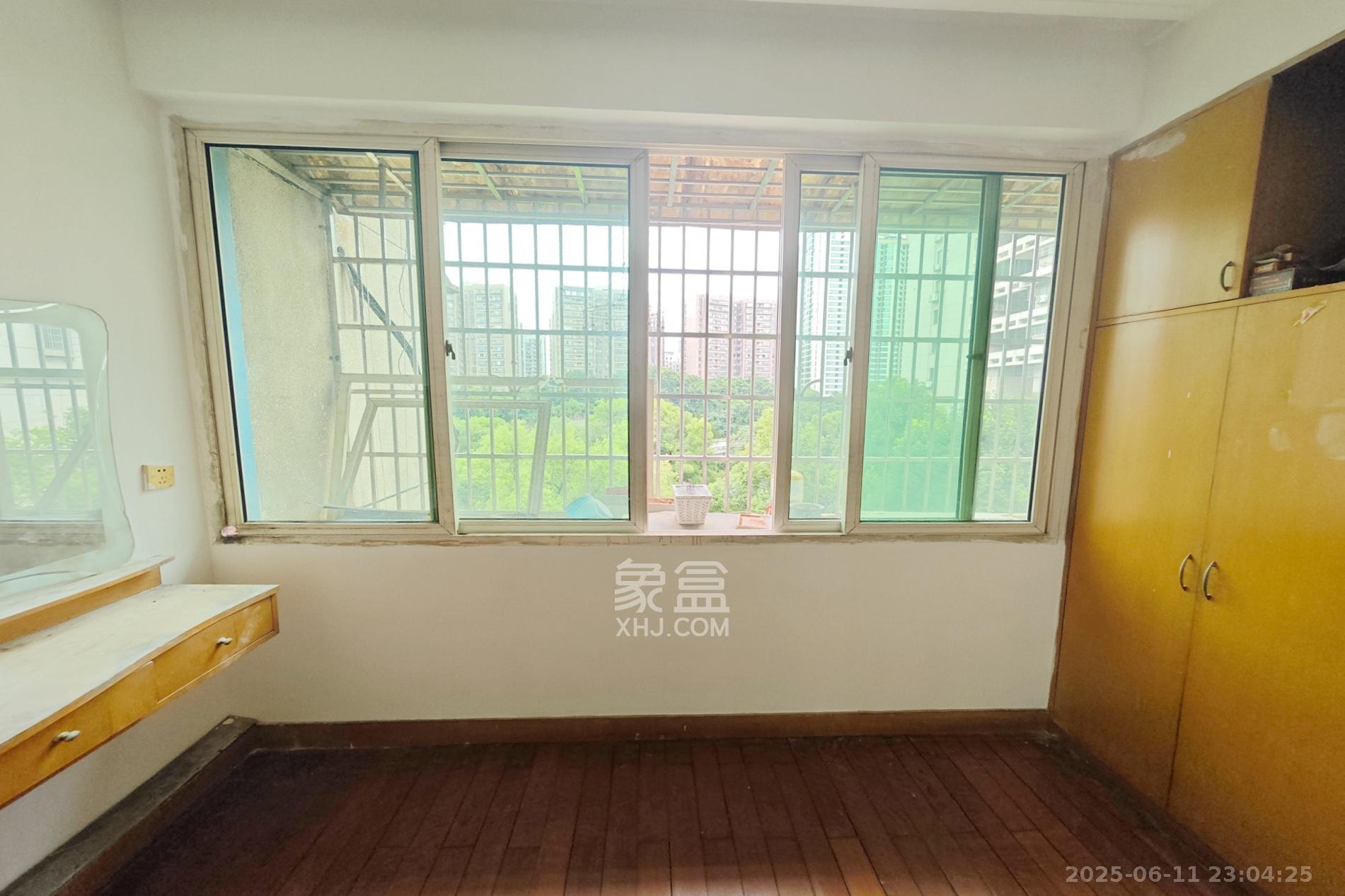 桔园小区1-8片 4室2厅2卫 80.0万 桔园小区1-8片 4室2厅2卫 80.0万阳台