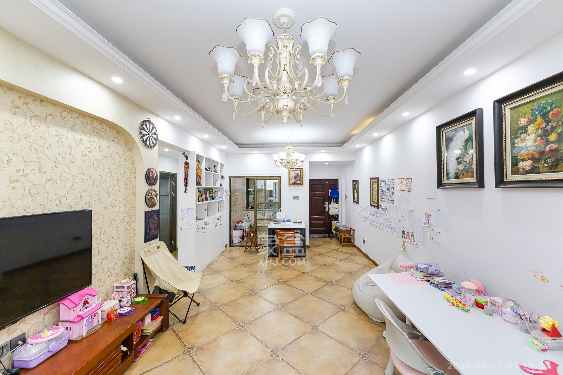 名家翡翠花园 3室1厅1卫 66.0万 名家翡翠花园 3室1厅1卫 66.0万客厅