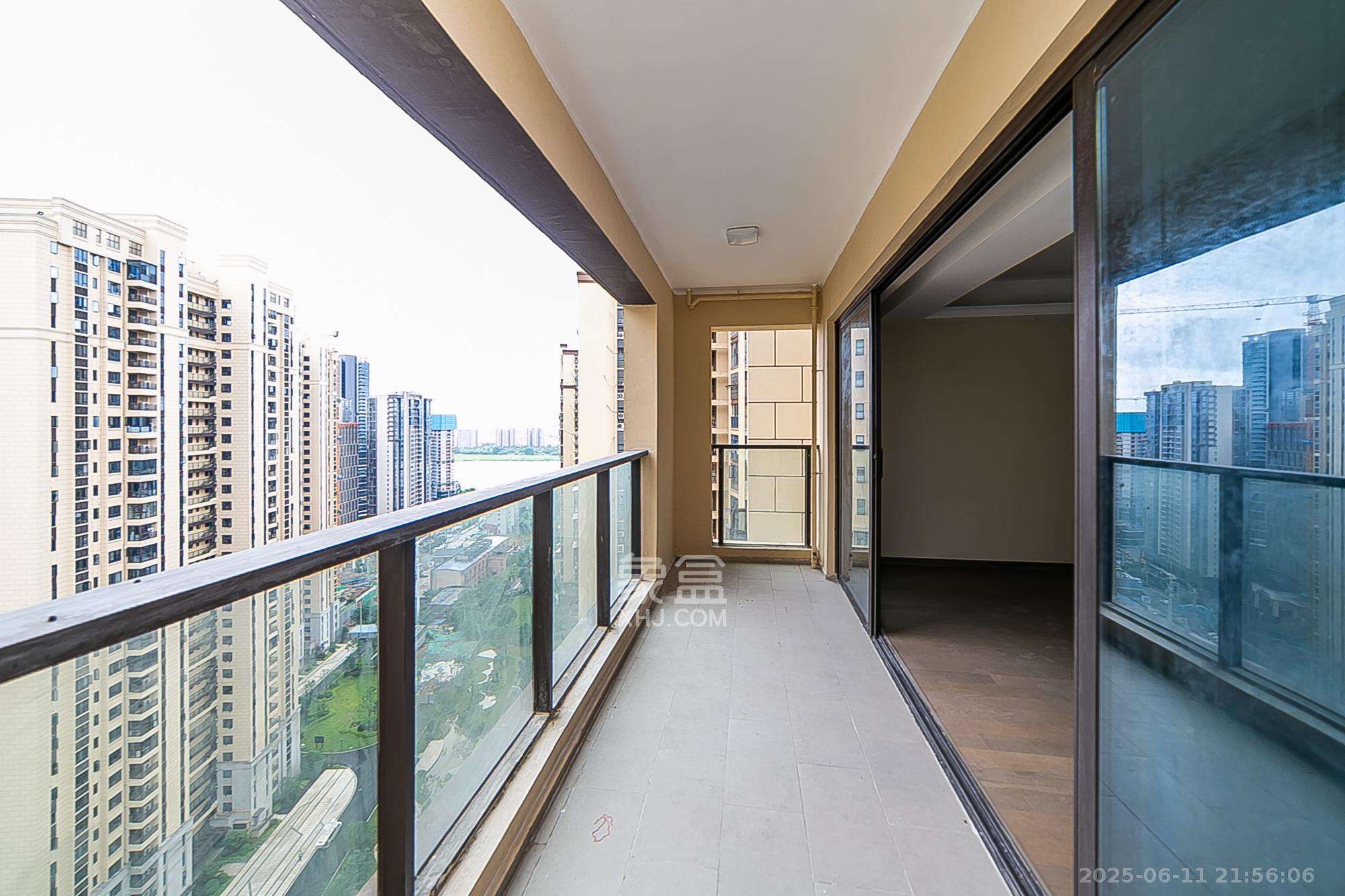 新力铂园(江山云著) 4室2厅2卫 222.0万 新力铂园(江山云著) 4室2厅2卫 222.0万阳台