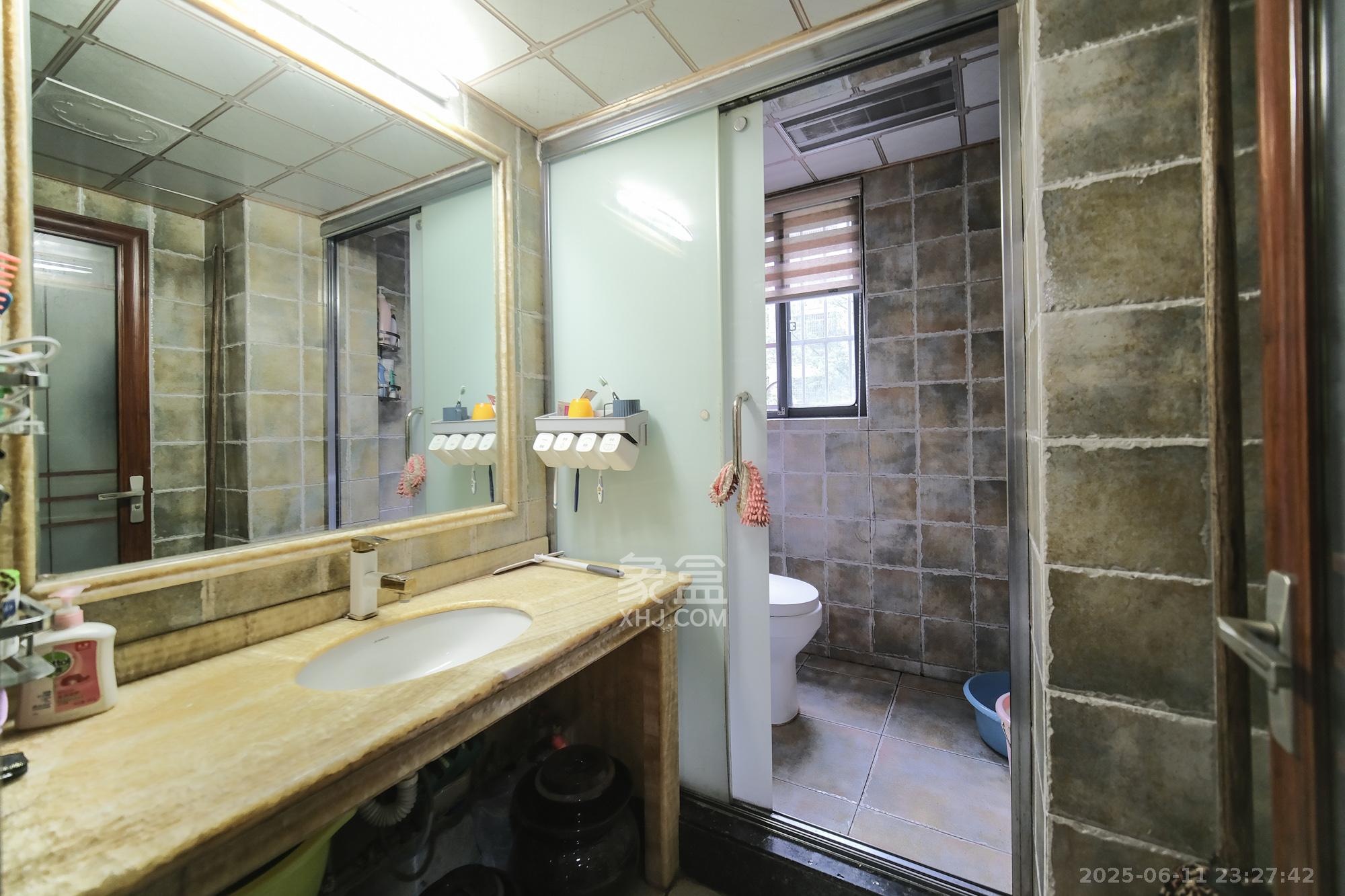 山水湾 3室2厅2卫 82.5万 山水湾 3室2厅2卫 82.5万卫生间