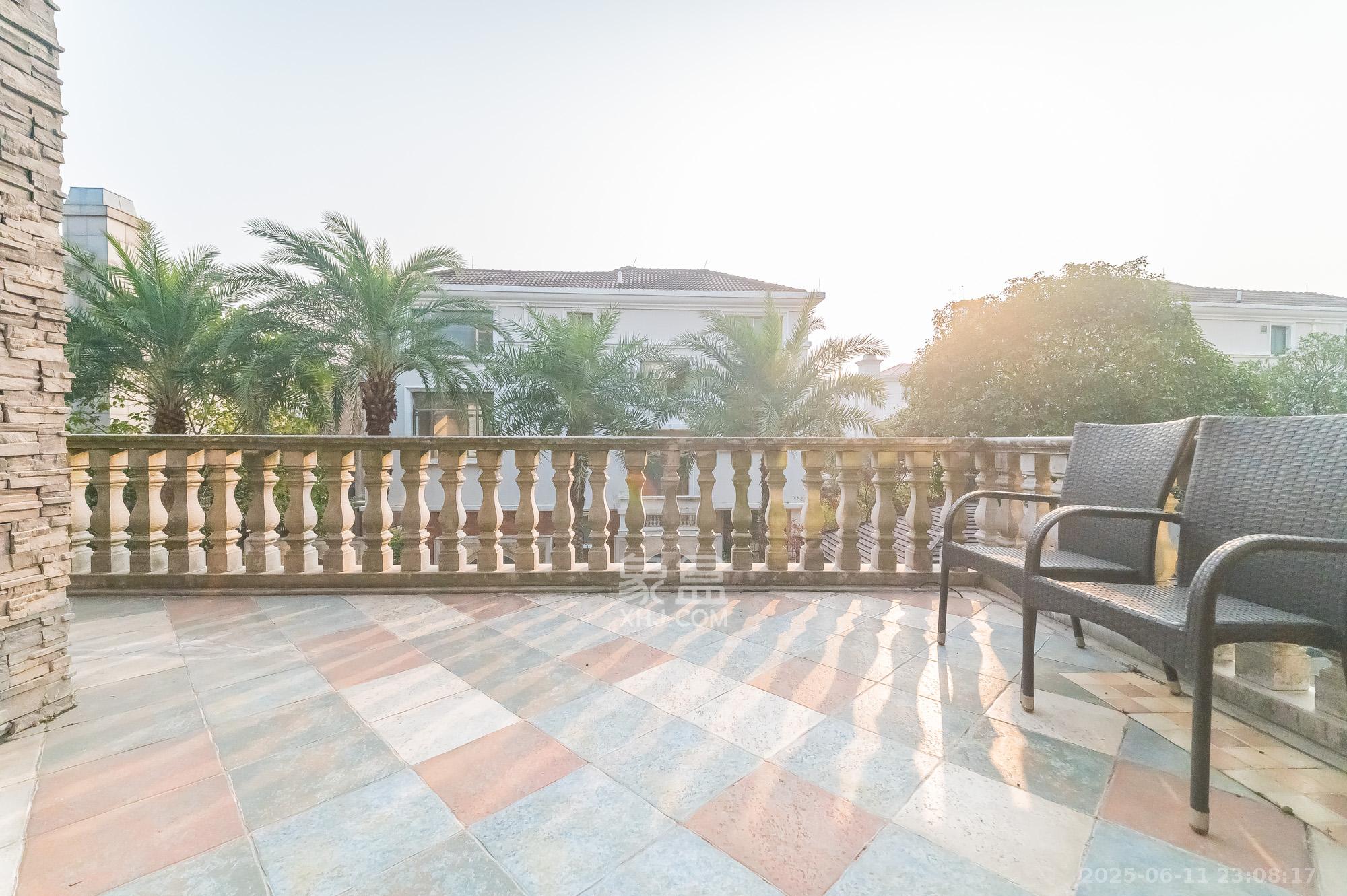 碧桂园威尼斯城 8室2厅6卫 1268.98万 碧桂园威尼斯城 8室2厅6卫 1268.98万阳台