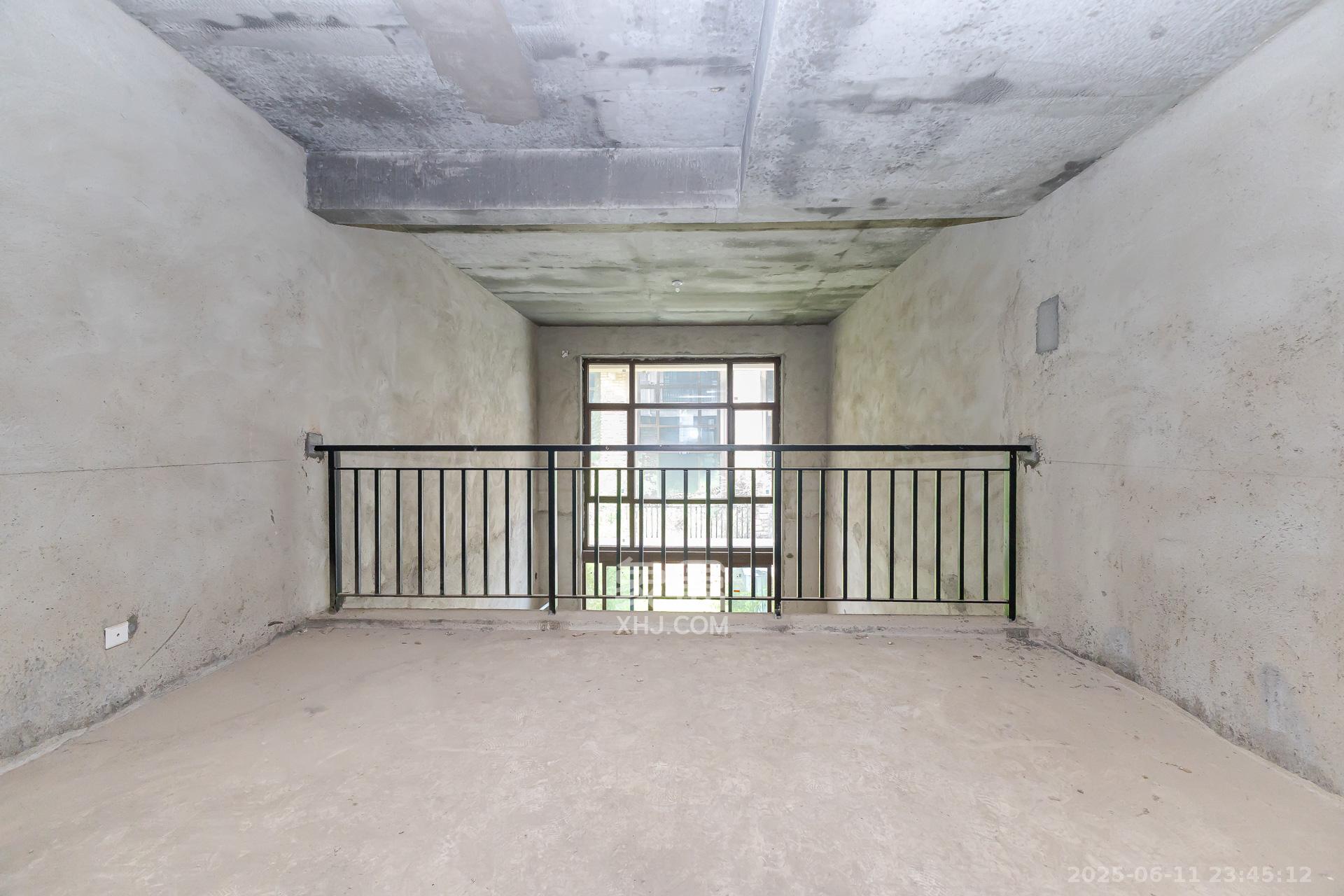 盈峰翠邸  5室2厅3卫    158.0万 盈峰翠邸  5室2厅3卫    158.0万客厅