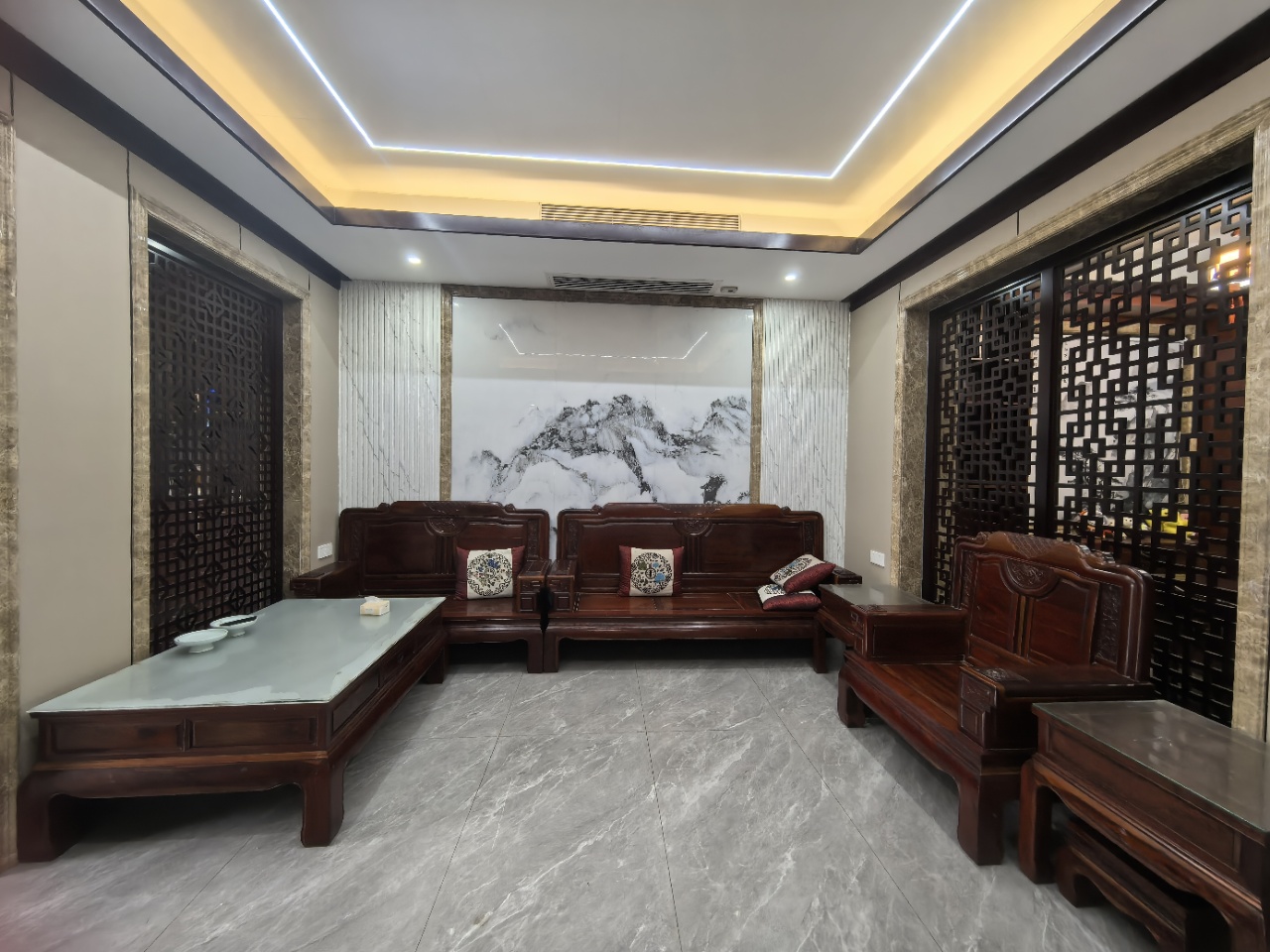 荣域 6室2厅4卫 593.0万 荣域 6室2厅4卫 593.0万室内图