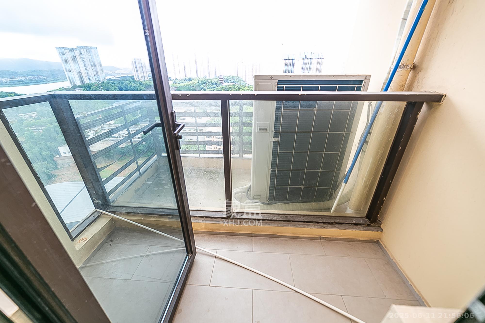 新力铂园(江山云著) 4室2厅2卫 222.0万 新力铂园(江山云著) 4室2厅2卫 222.0万阳台