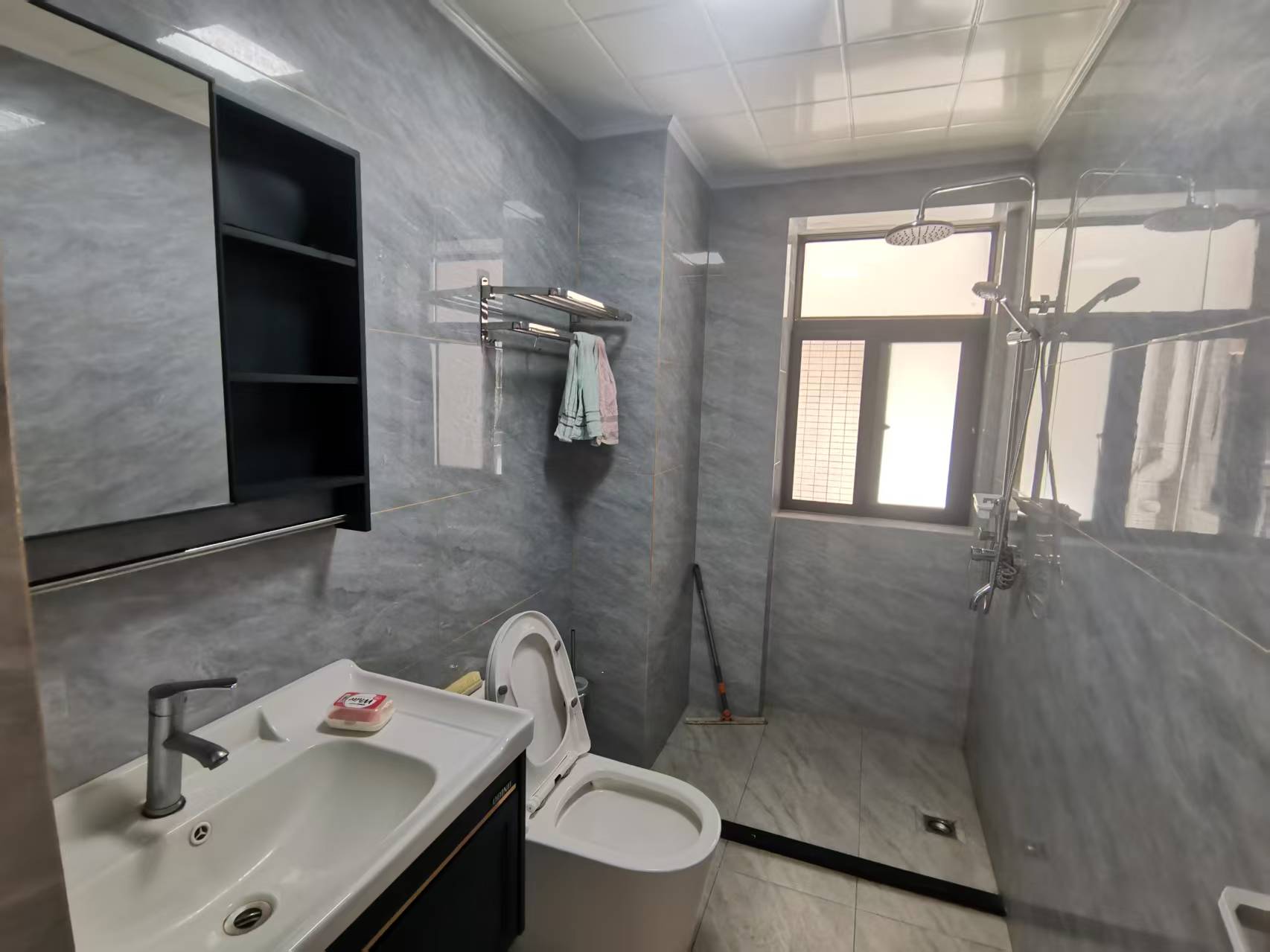 万景峰一期  3室2厅2卫    2300.0元/月 万景峰一期  3室2厅2卫    2300.0元/月室内图