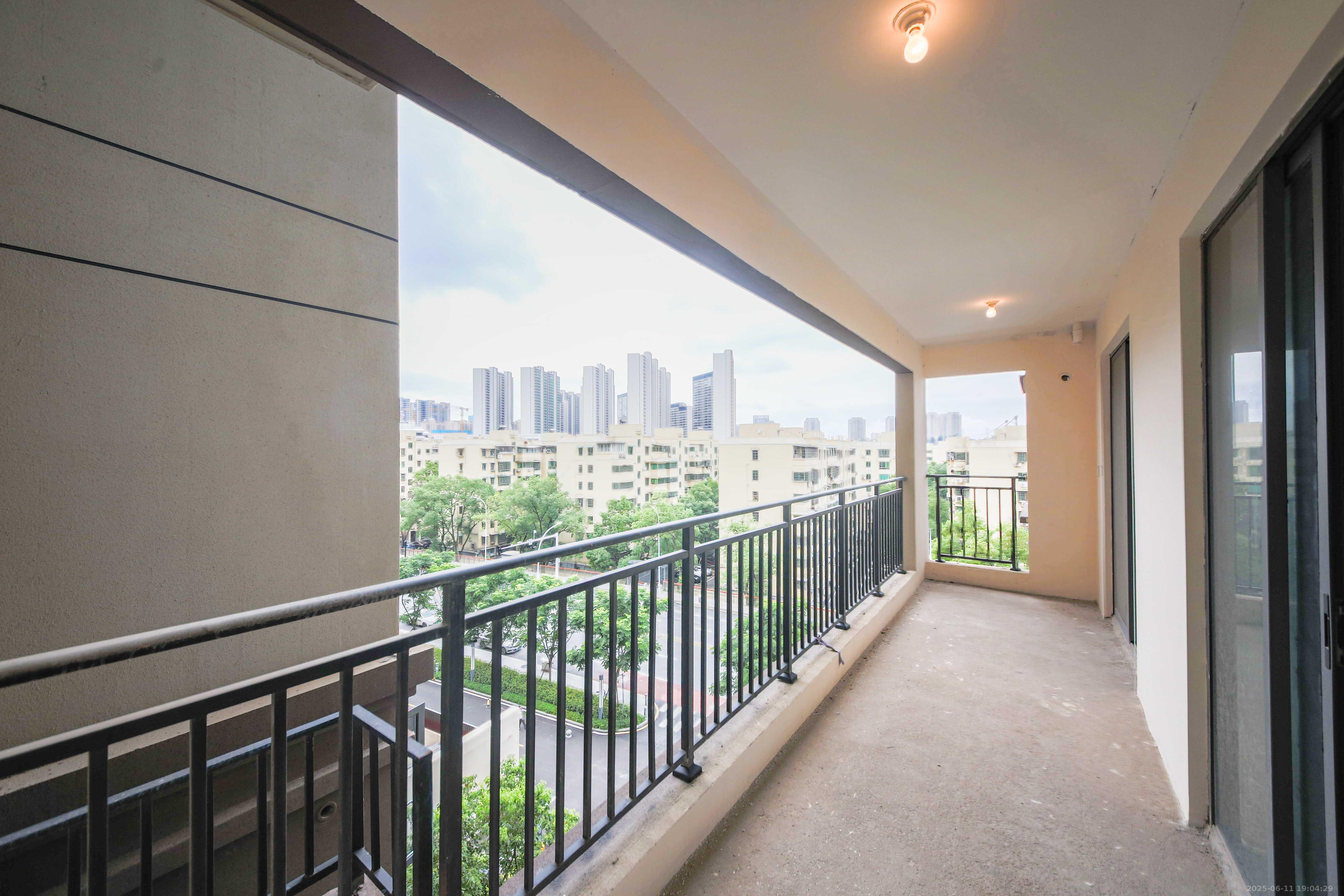 中建钰和城  4室2厅2卫   190.00万阳台
