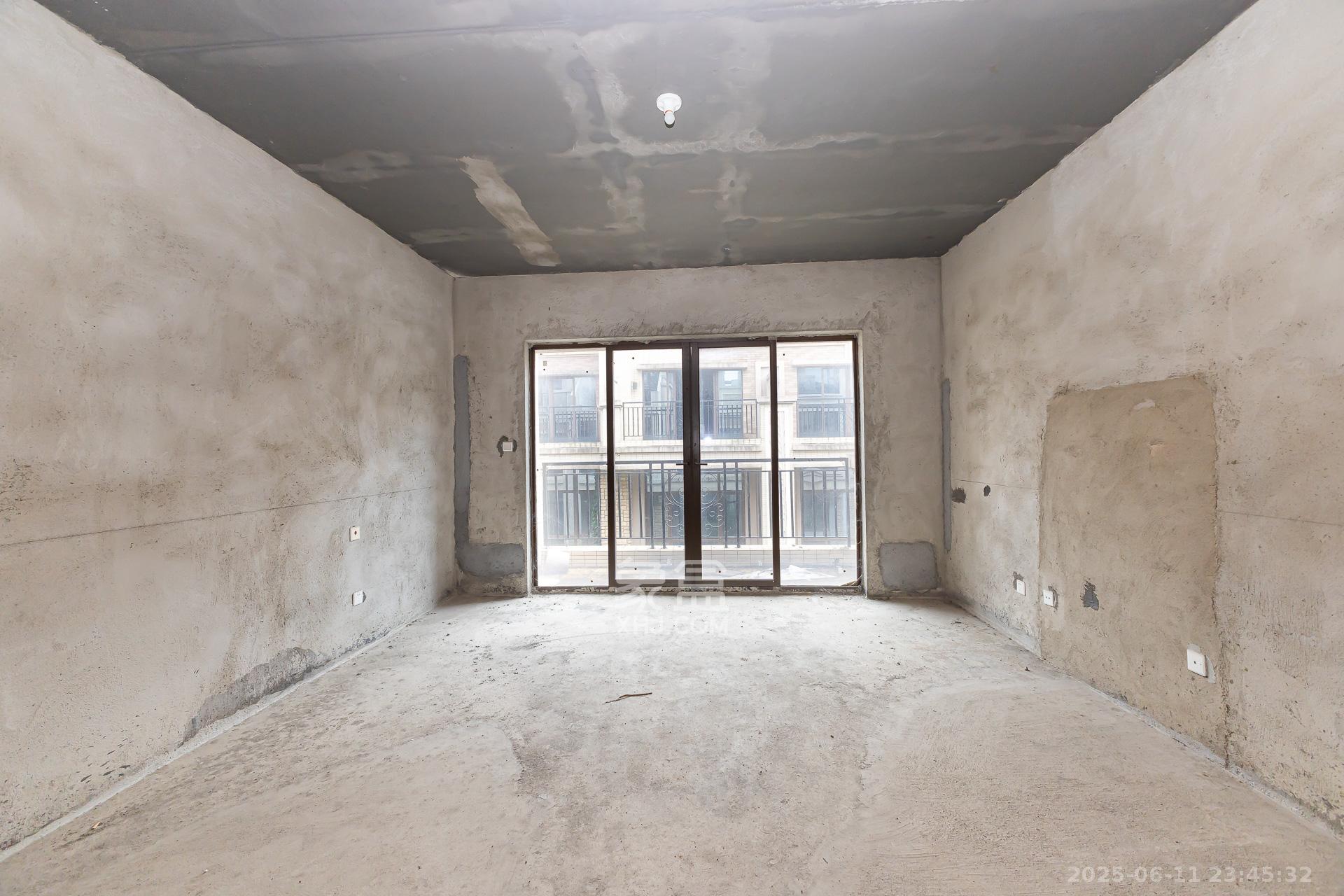 盈峰翠邸  5室2厅3卫    158.0万 盈峰翠邸  5室2厅3卫    158.0万卧室