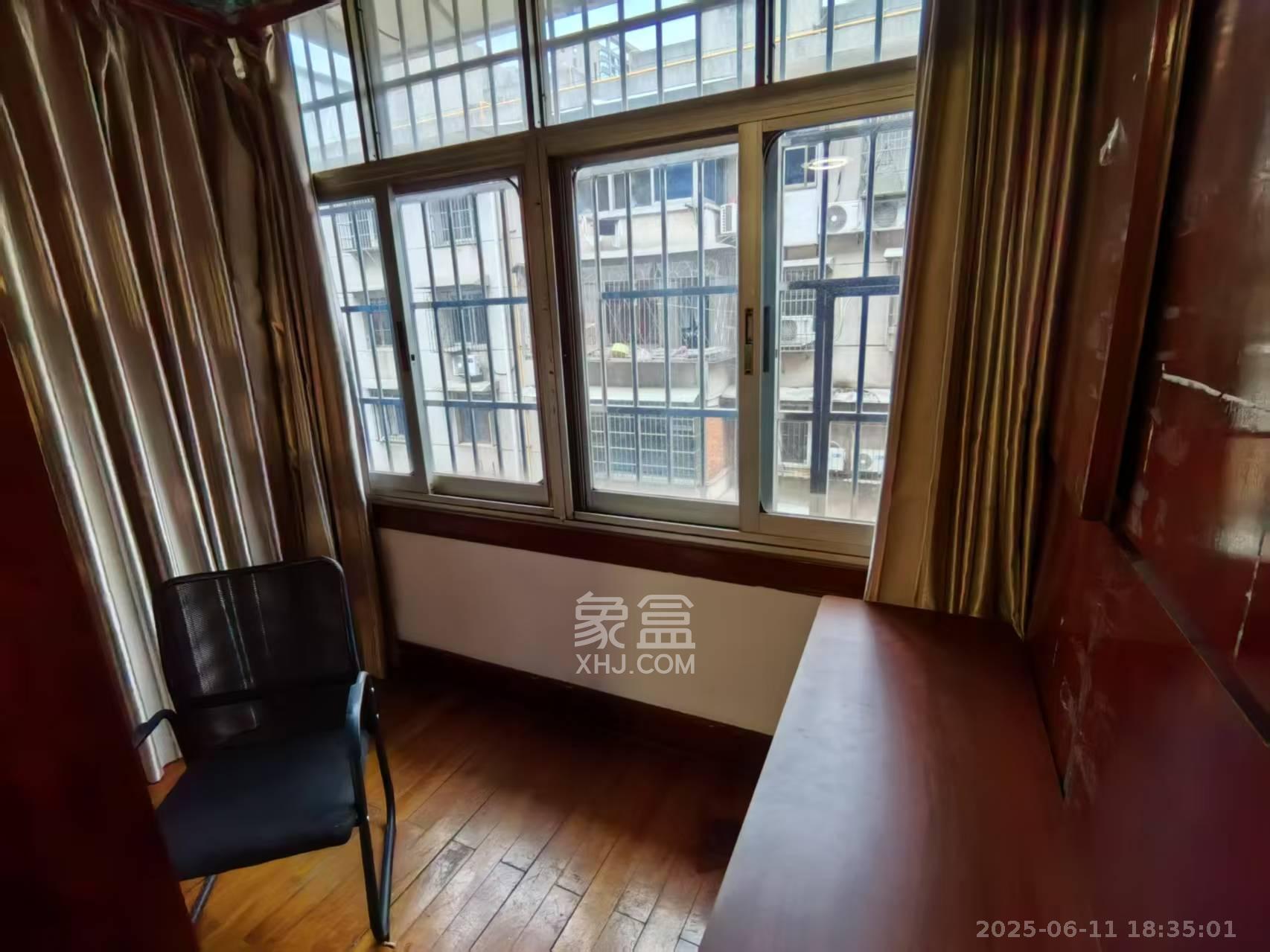 砂子塘社区  2室1厅1卫    1400.0元/月 砂子塘社区  2室1厅1卫    1400.0元/月室内图