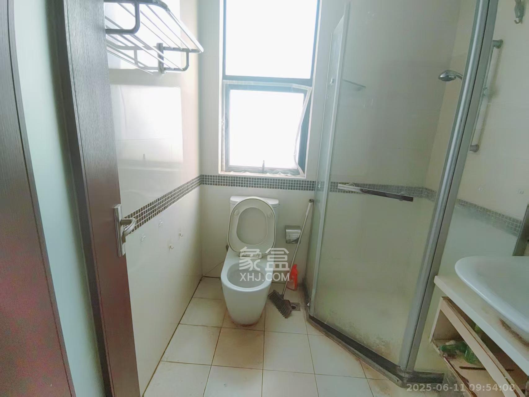 阳光100三期  2室2厅1卫   2200.00元/月室内图