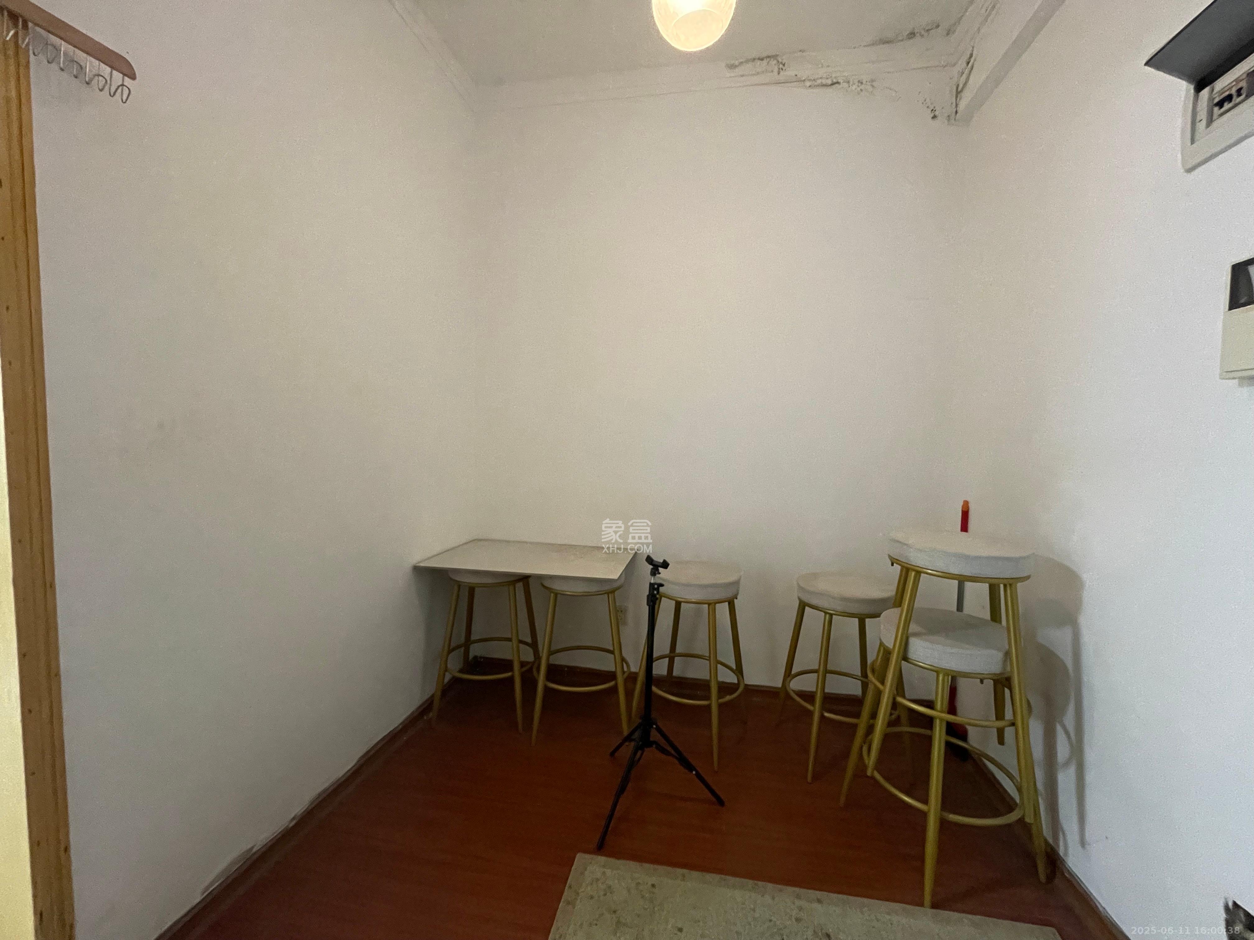 江临天下  2室1厅1卫    1600.0元/月 江临天下  2室1厅1卫    1600.0元/月室内图