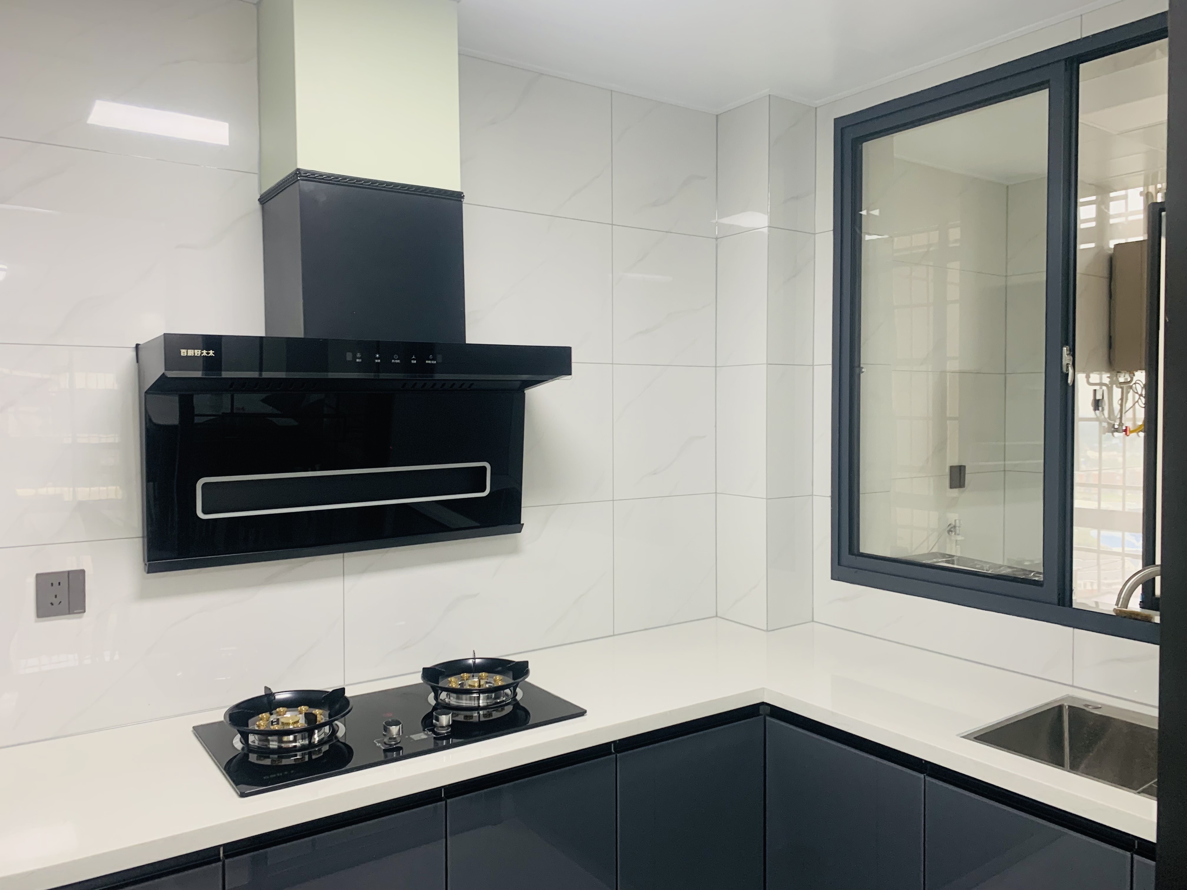 互助小区电梯房 3室2厅2卫 2100.0元/月 互助小区电梯房 3室2厅2卫 2100.0元/月室内图