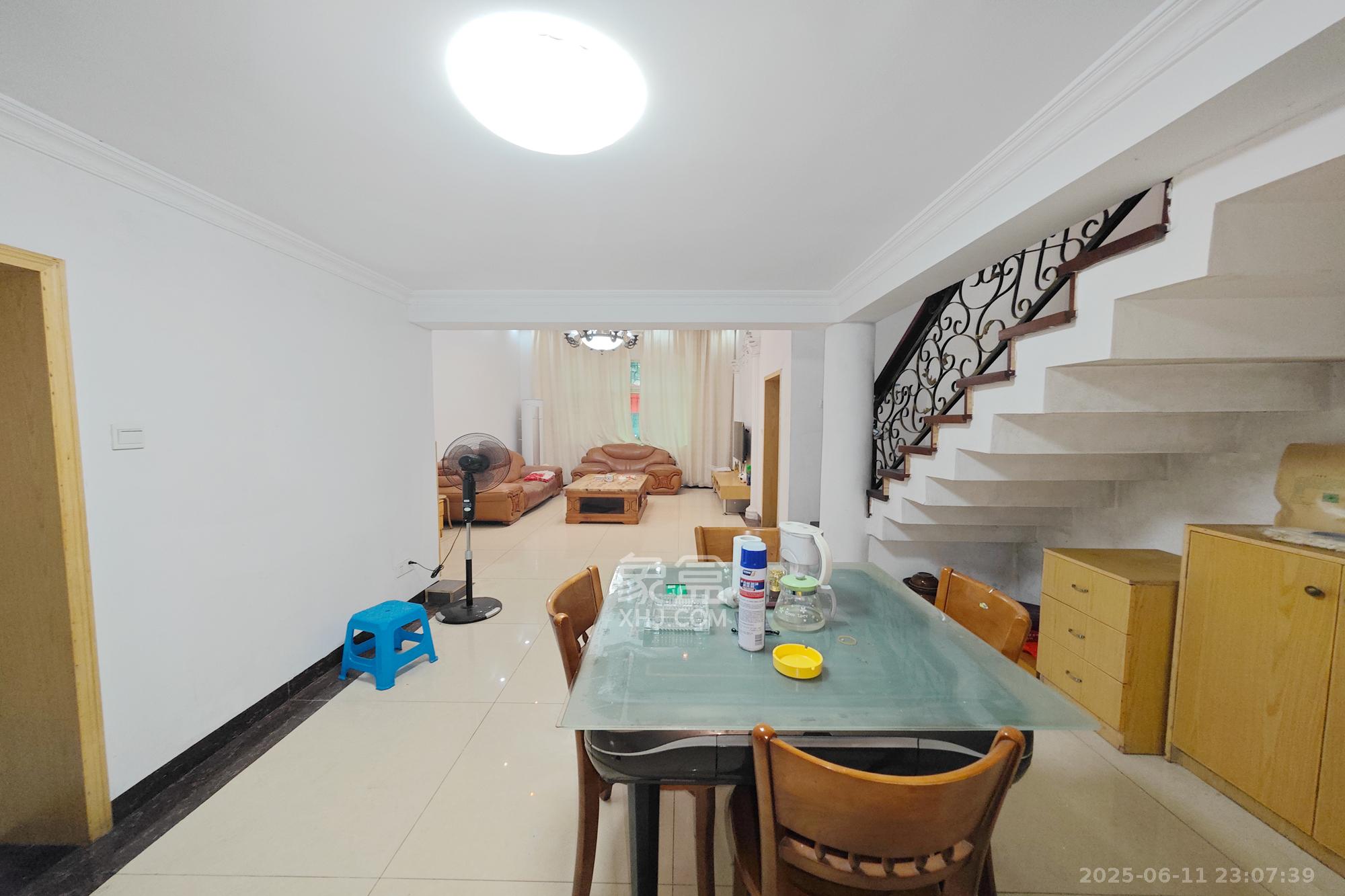 建丰公寓(长沙卷烟厂宿舍) 4室2厅2卫 82.8万 建丰公寓(长沙卷烟厂宿舍) 4室2厅2卫 82.8万客厅