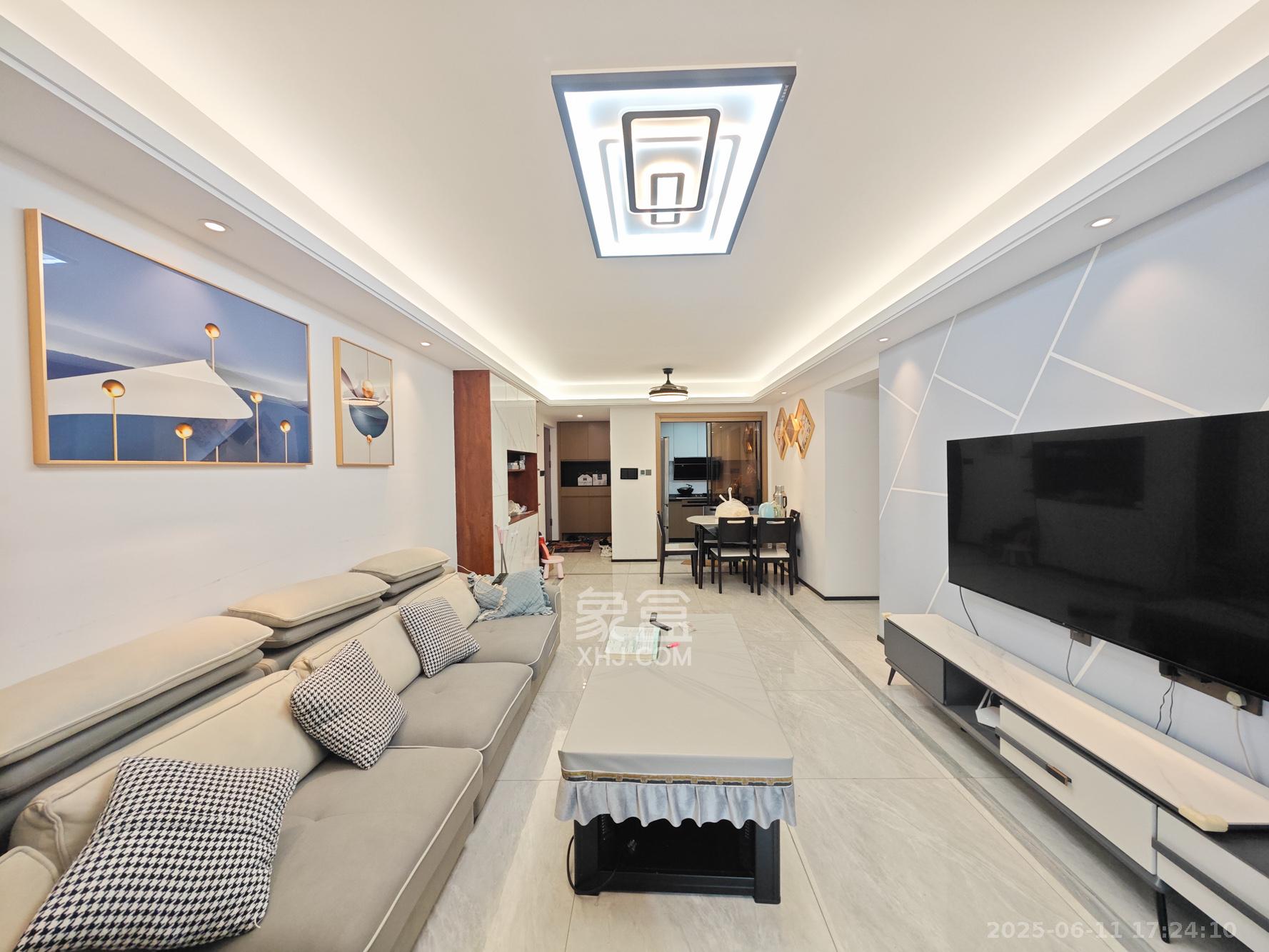 万科魅力之城  3室2厅2卫    115.0万客厅