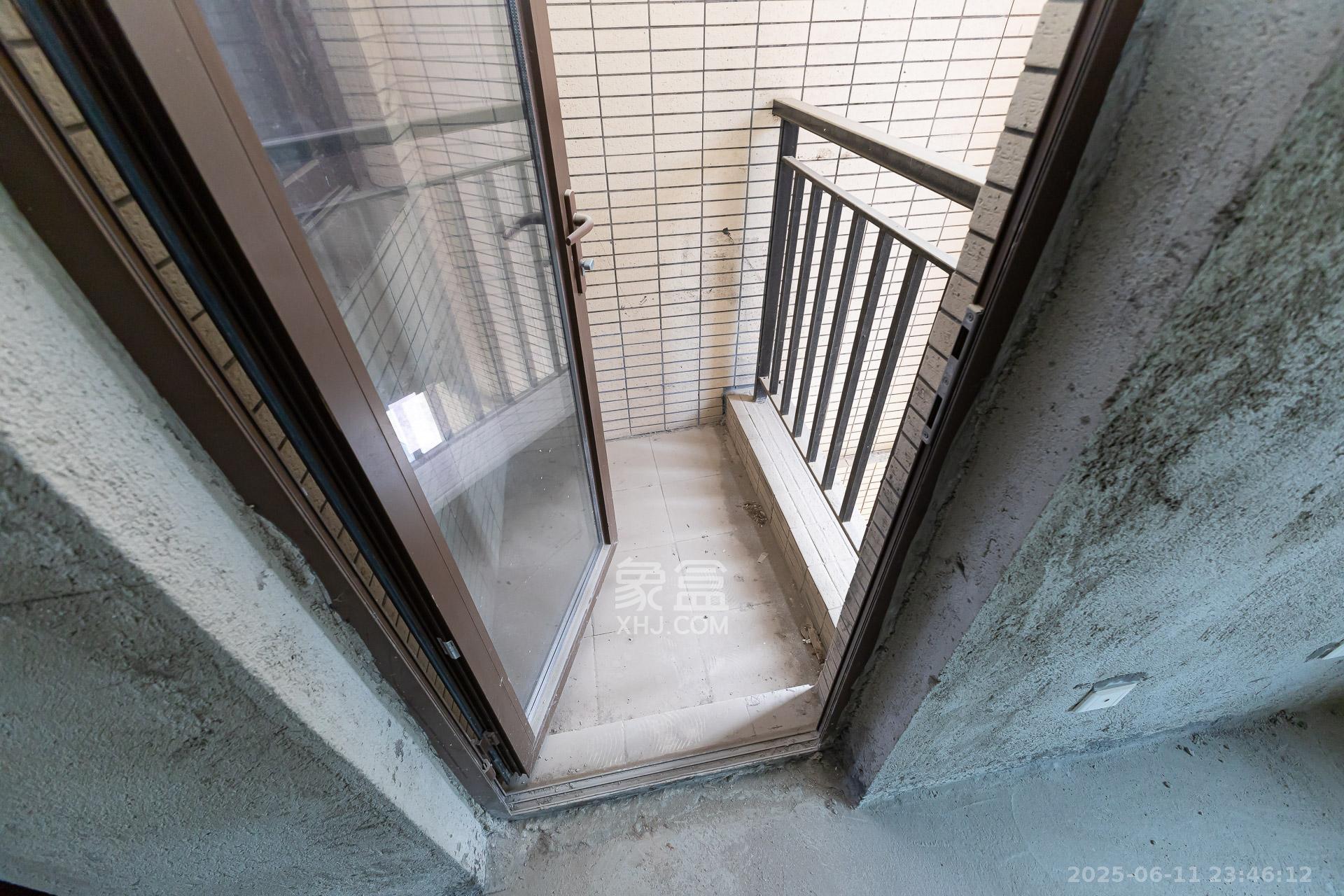 盈峰翠邸  5室2厅3卫    158.0万 盈峰翠邸  5室2厅3卫    158.0万阳台