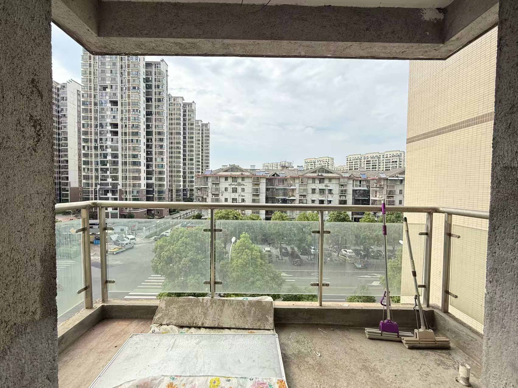 阳光水岸  3室2厅2卫    53.0万 阳光水岸  3室2厅2卫    53.0万客厅