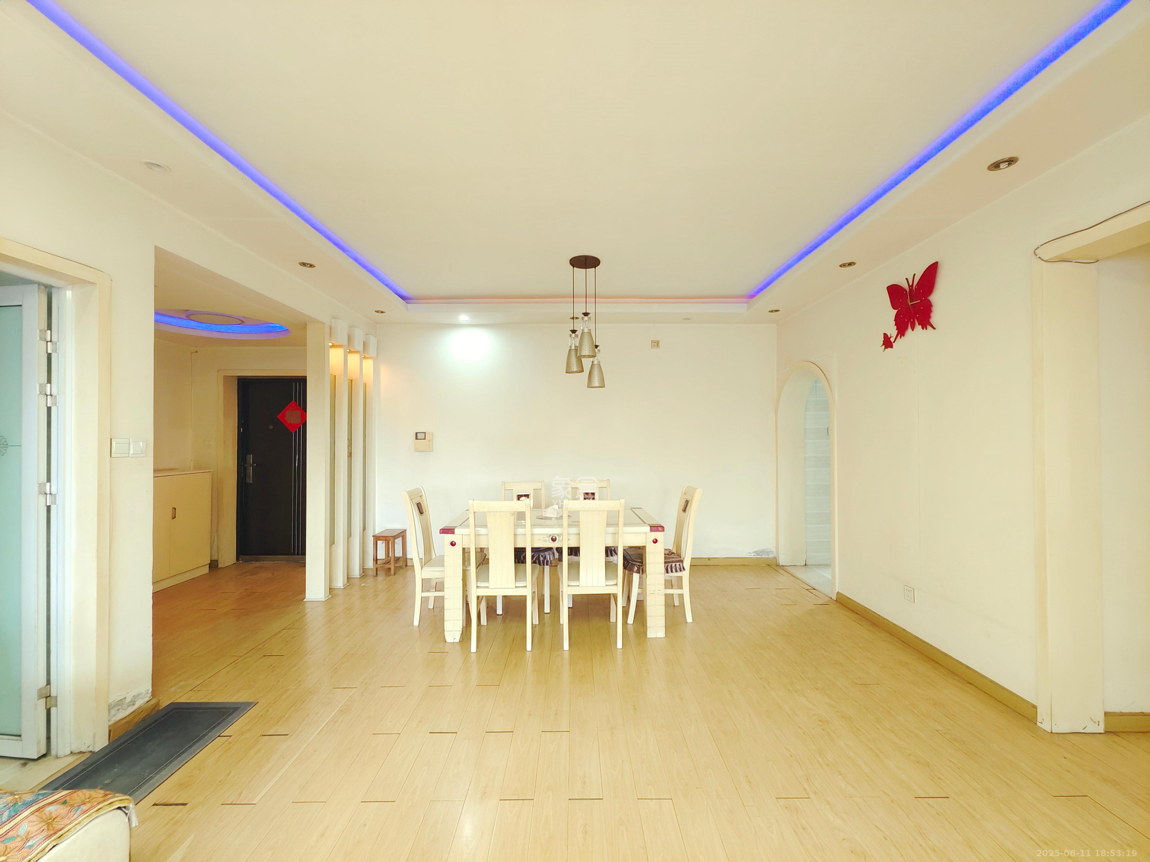 星蓝湾  3室2厅2卫    3100.0元/月室内图