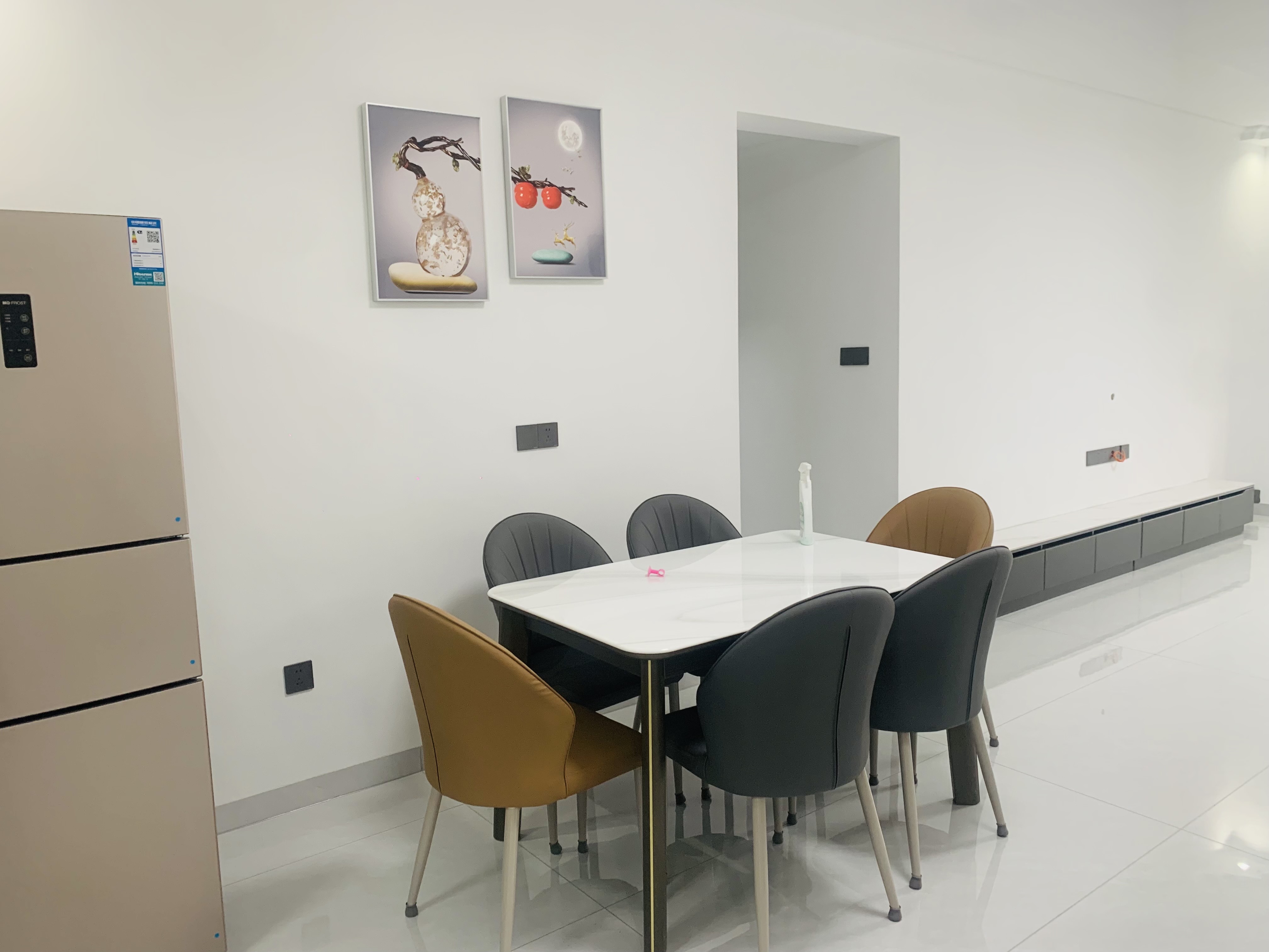 互助小区电梯房 3室2厅2卫 2100.0元/月 互助小区电梯房 3室2厅2卫 2100.0元/月室内图