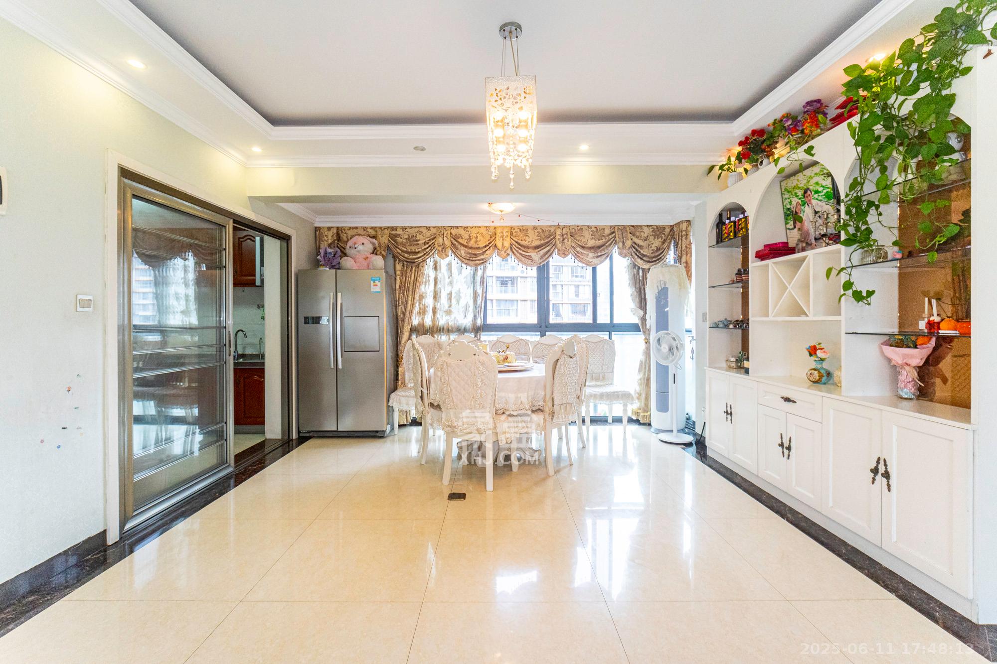 恒基凯旋门一二期 3室2厅2卫 133.0万 恒基凯旋门一二期 3室2厅2卫 133.0万客厅