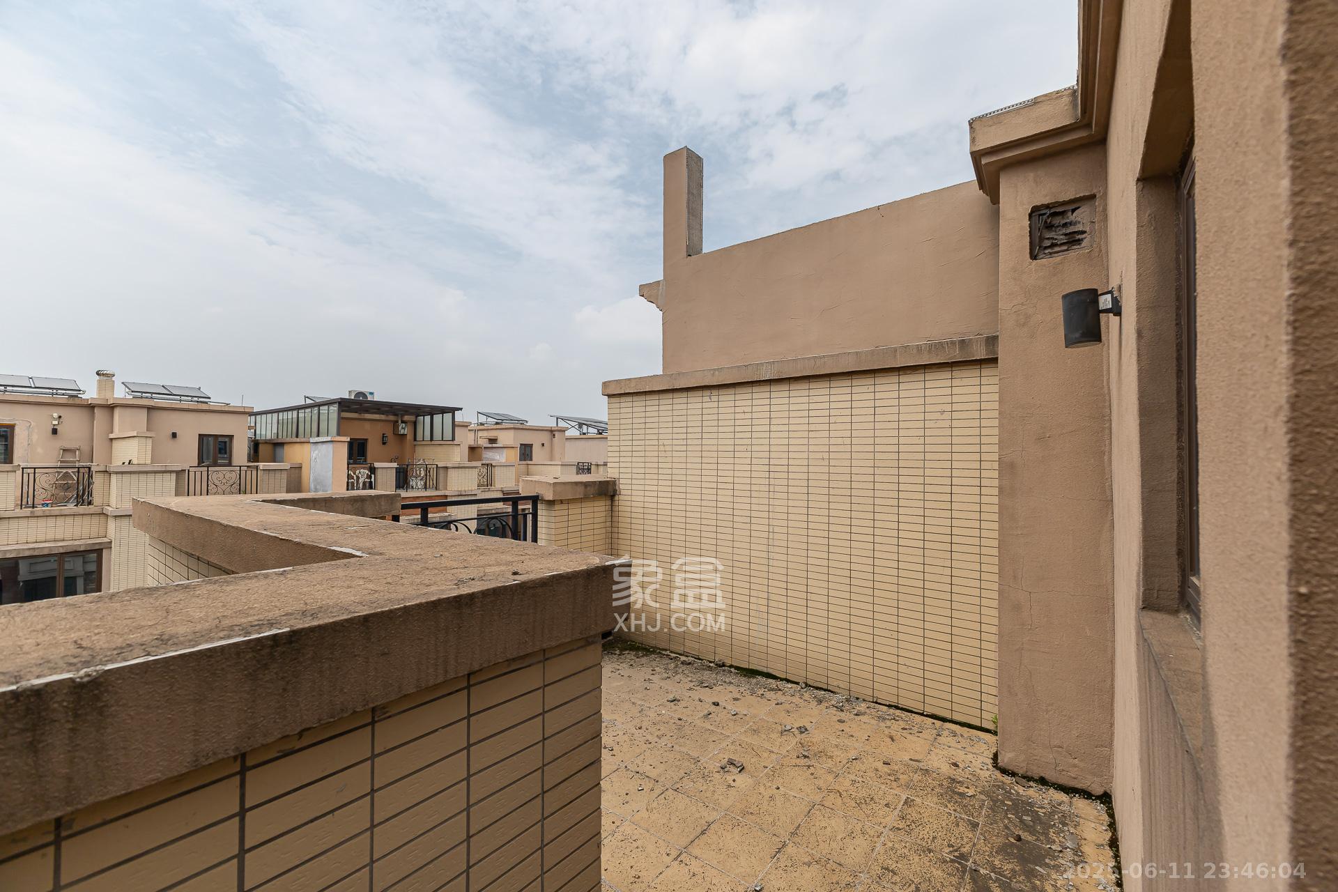 盈峰翠邸  5室2厅3卫    158.0万 盈峰翠邸  5室2厅3卫    158.0万阳台