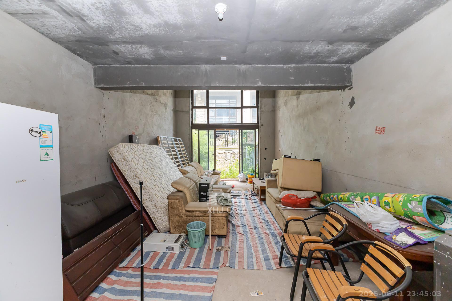 盈峰翠邸  5室2厅3卫    158.0万 盈峰翠邸  5室2厅3卫    158.0万客厅