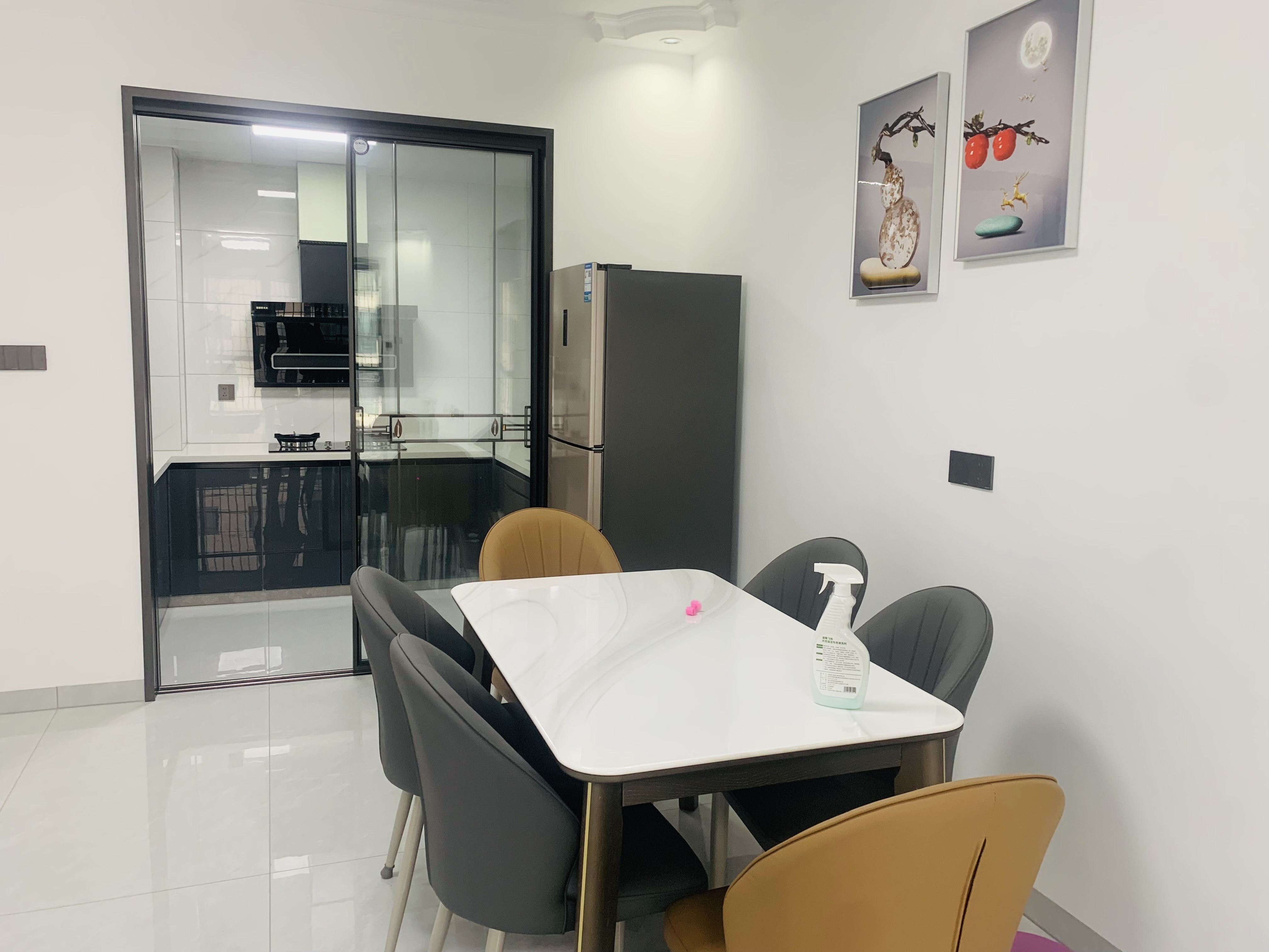 互助小区电梯房 3室2厅2卫 2100.0元/月 互助小区电梯房 3室2厅2卫 2100.0元/月室内图