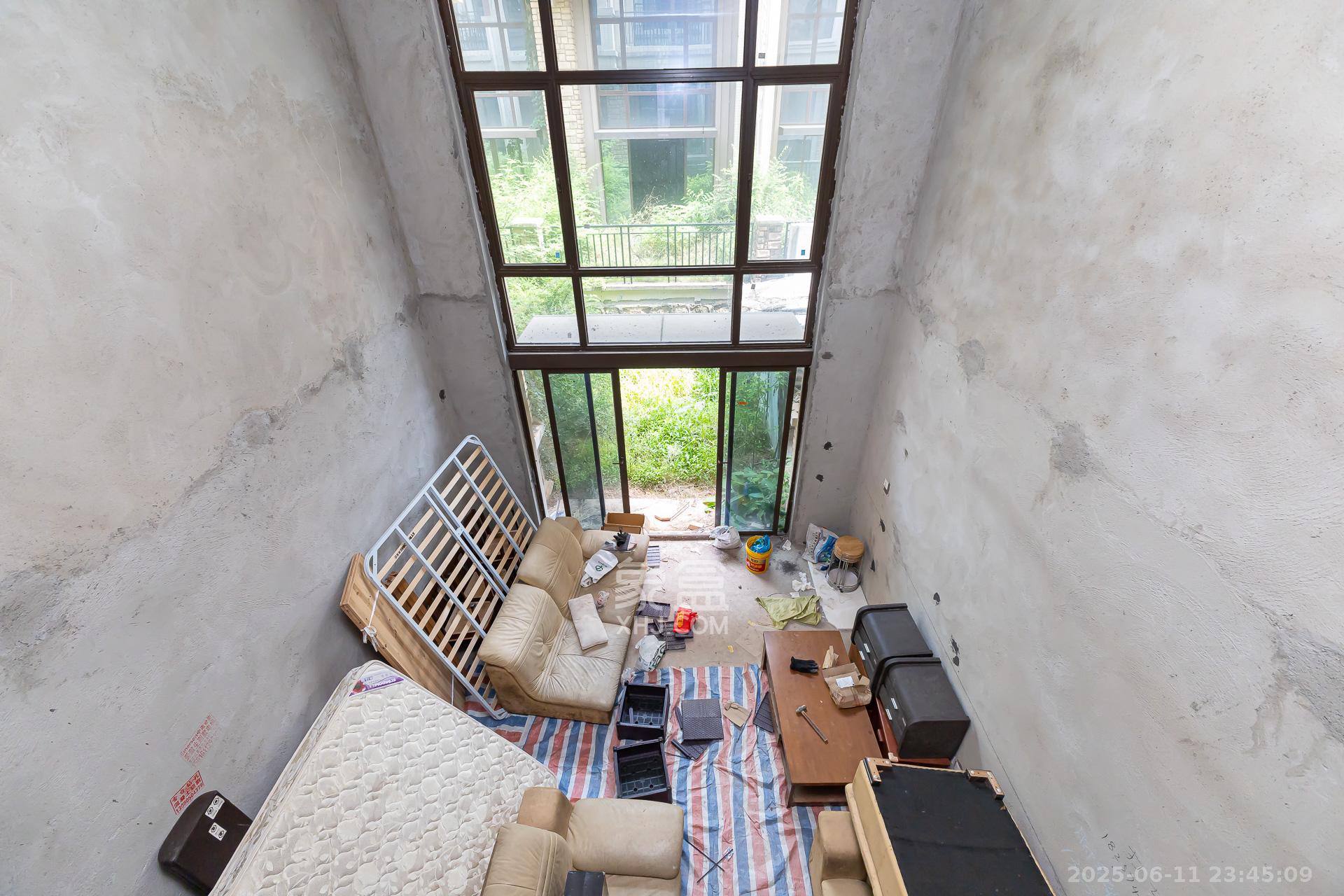 盈峰翠邸  5室2厅3卫    158.0万 盈峰翠邸  5室2厅3卫    158.0万客厅