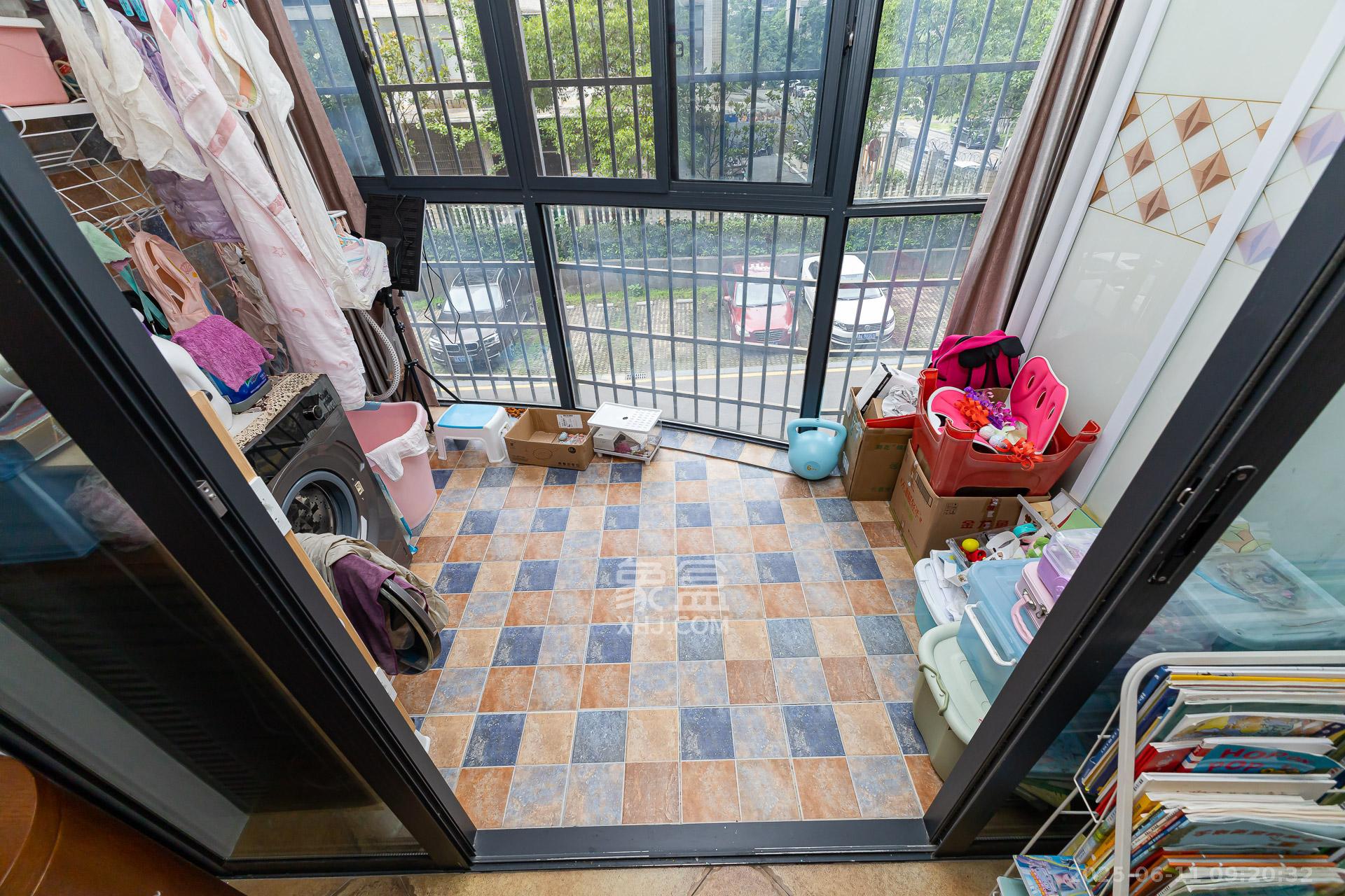 名家翡翠花园 3室1厅1卫 66.0万 名家翡翠花园 3室1厅1卫 66.0万阳台