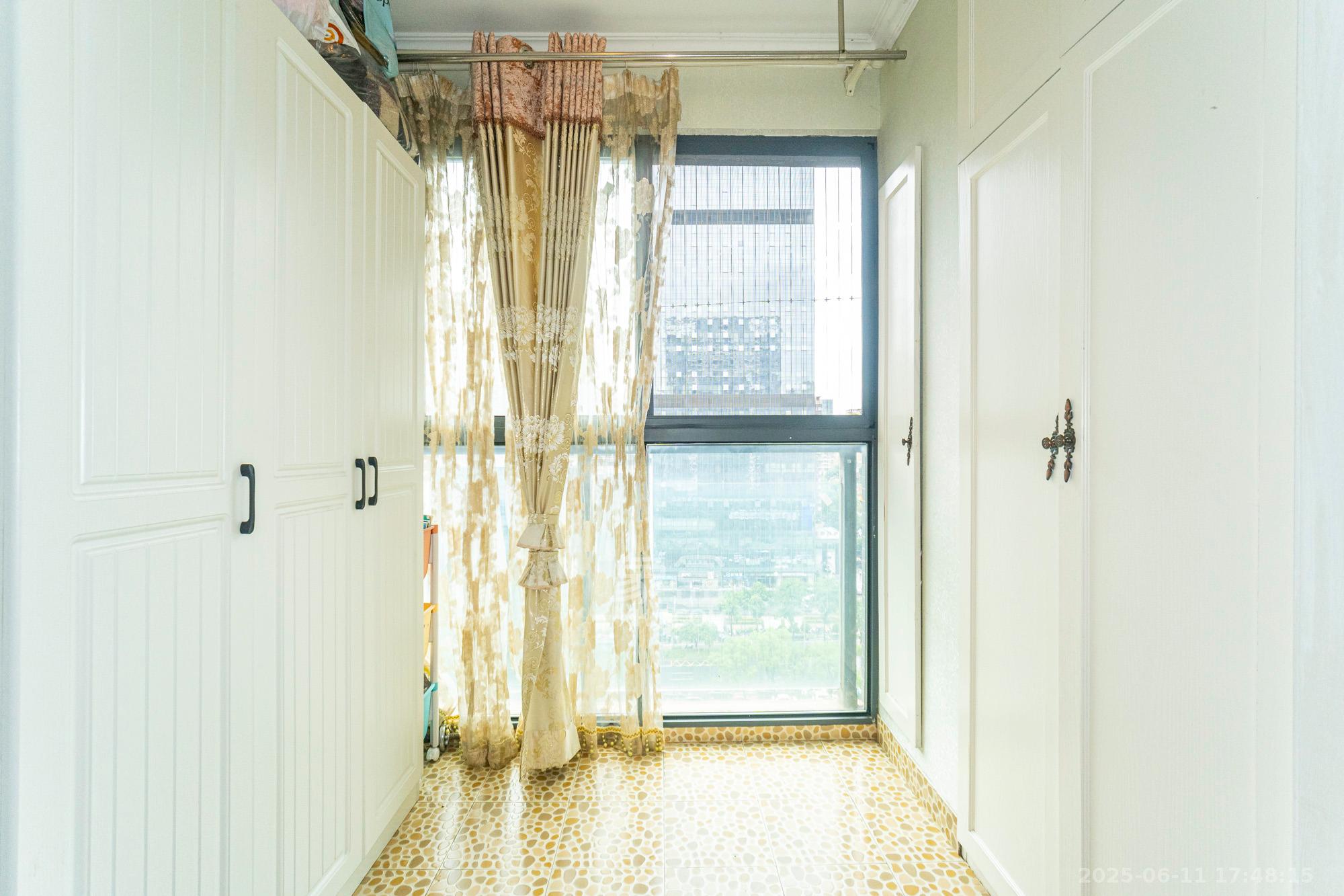 恒基凯旋门一二期  3室2厅2卫    133.0万阳台