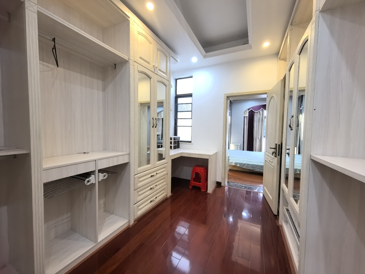 荣域 6室2厅4卫 593.0万 荣域 6室2厅4卫 593.0万室内图