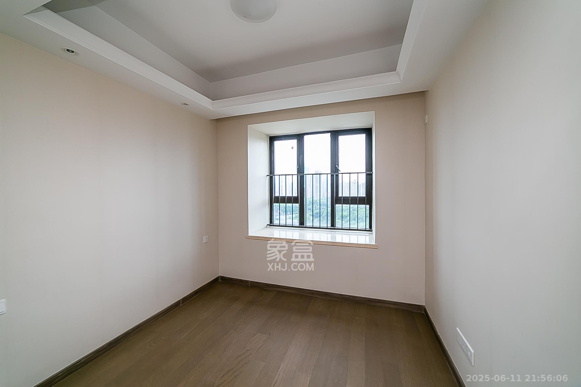 新力铂园（江山云著）  4室2厅2卫    222.0万卧室