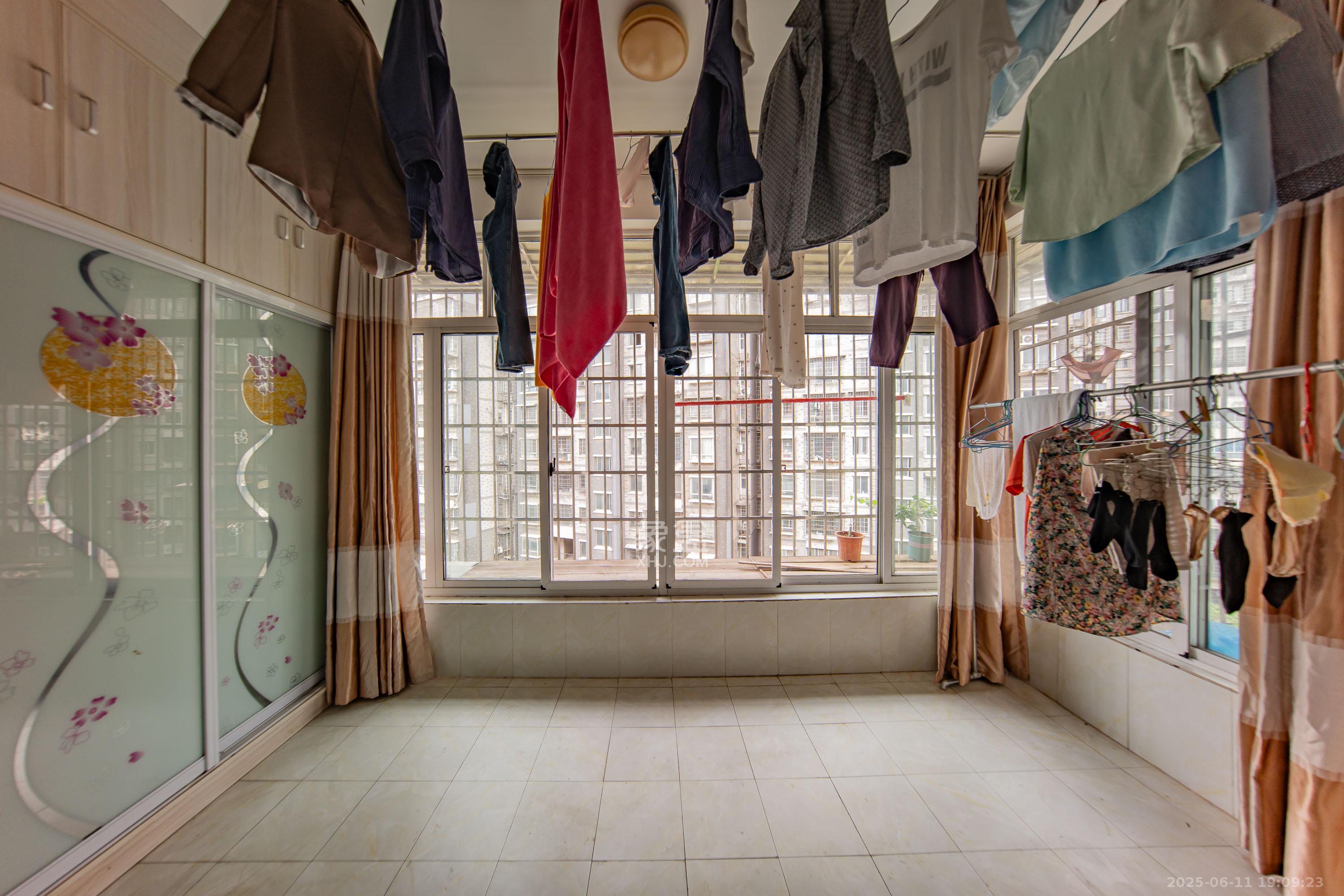 锑都家园 3室2厅2卫 50.0万 锑都家园 3室2厅2卫 50.0万阳台