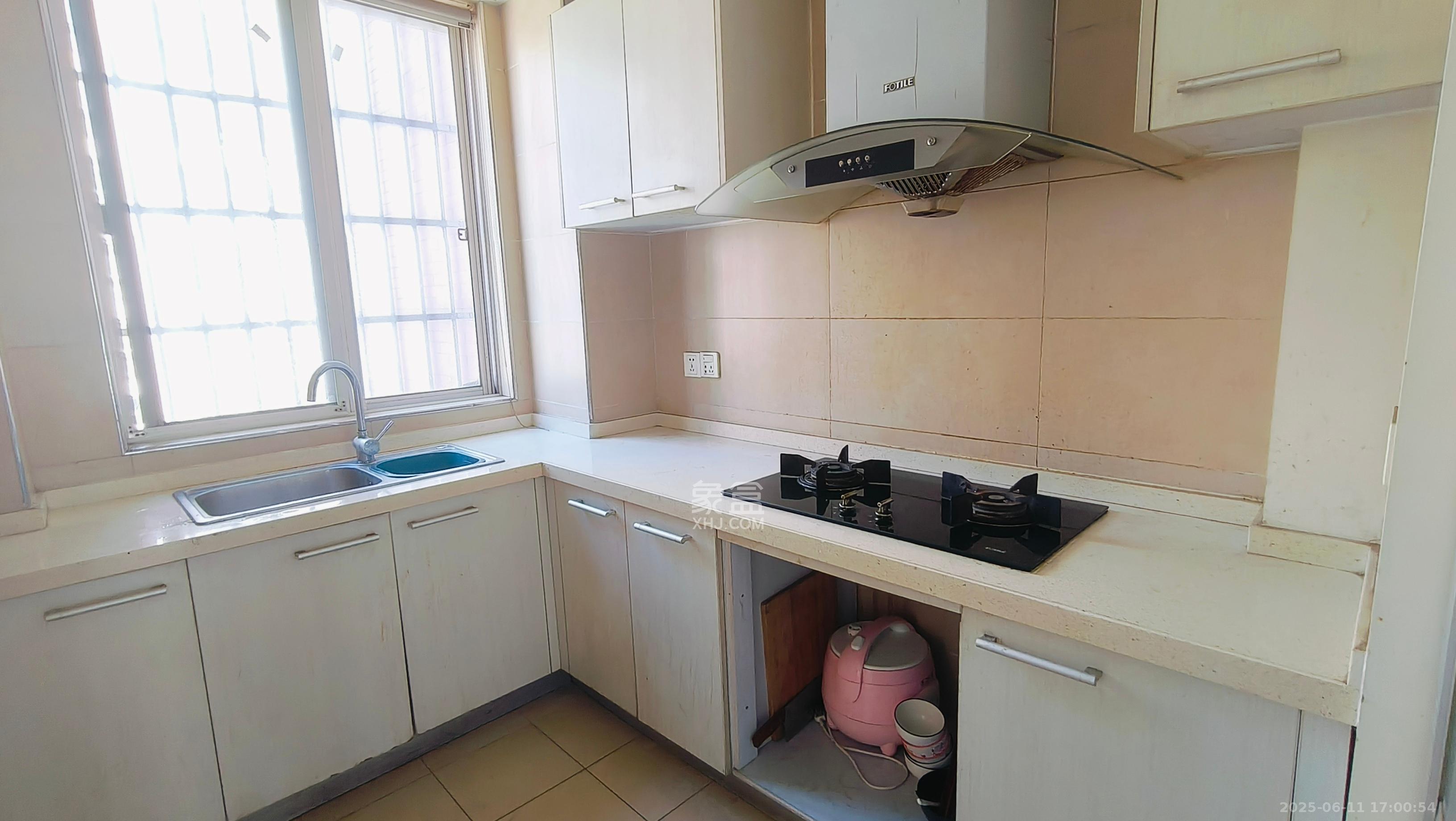 星城雅郡  3室2厅2卫    1800.0元/月 星城雅郡  3室2厅2卫    1800.0元/月室内图