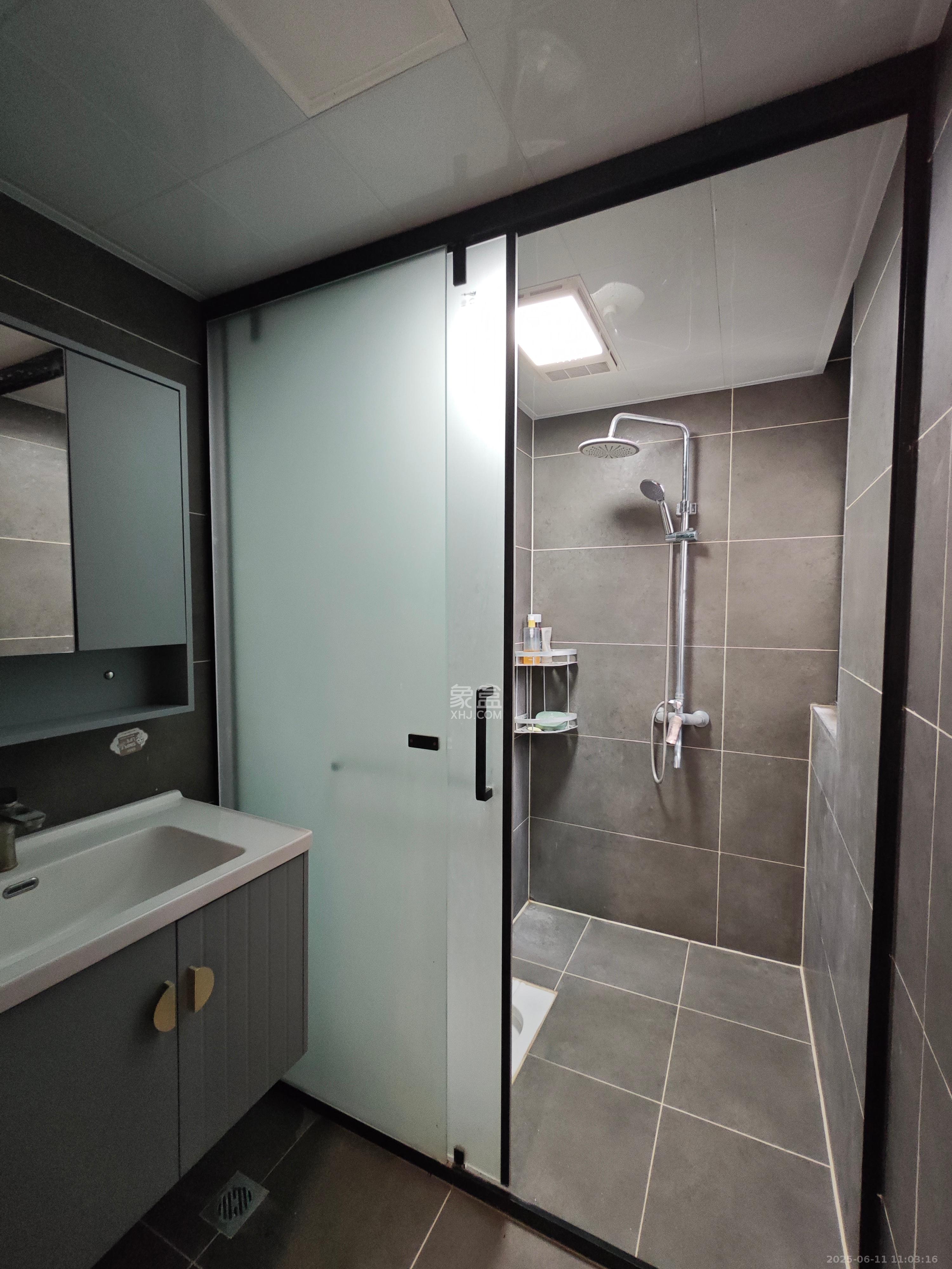 真人桥家园一期  3室2厅2卫    2000.0元/月室内图