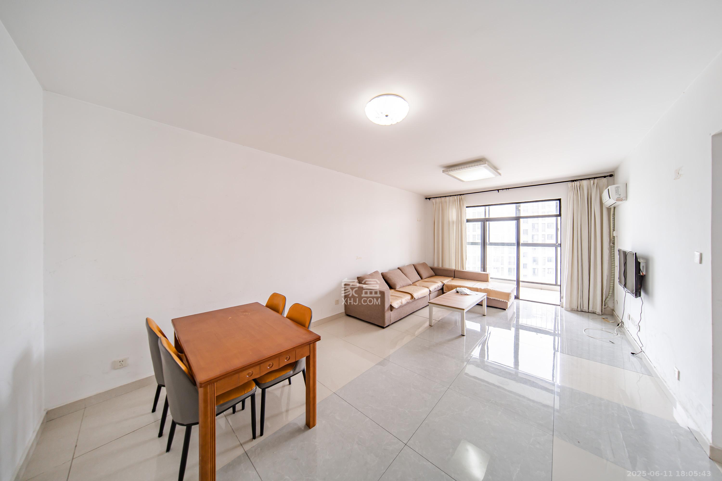 阳光100三期 2室2厅1卫 79.0万 阳光100三期 2室2厅1卫 79.0万客厅