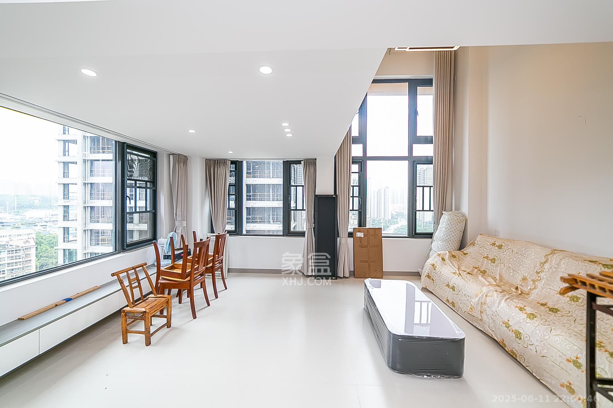 万科紫台 2室2厅2卫 55.8万 万科紫台 2室2厅2卫 55.8万客厅