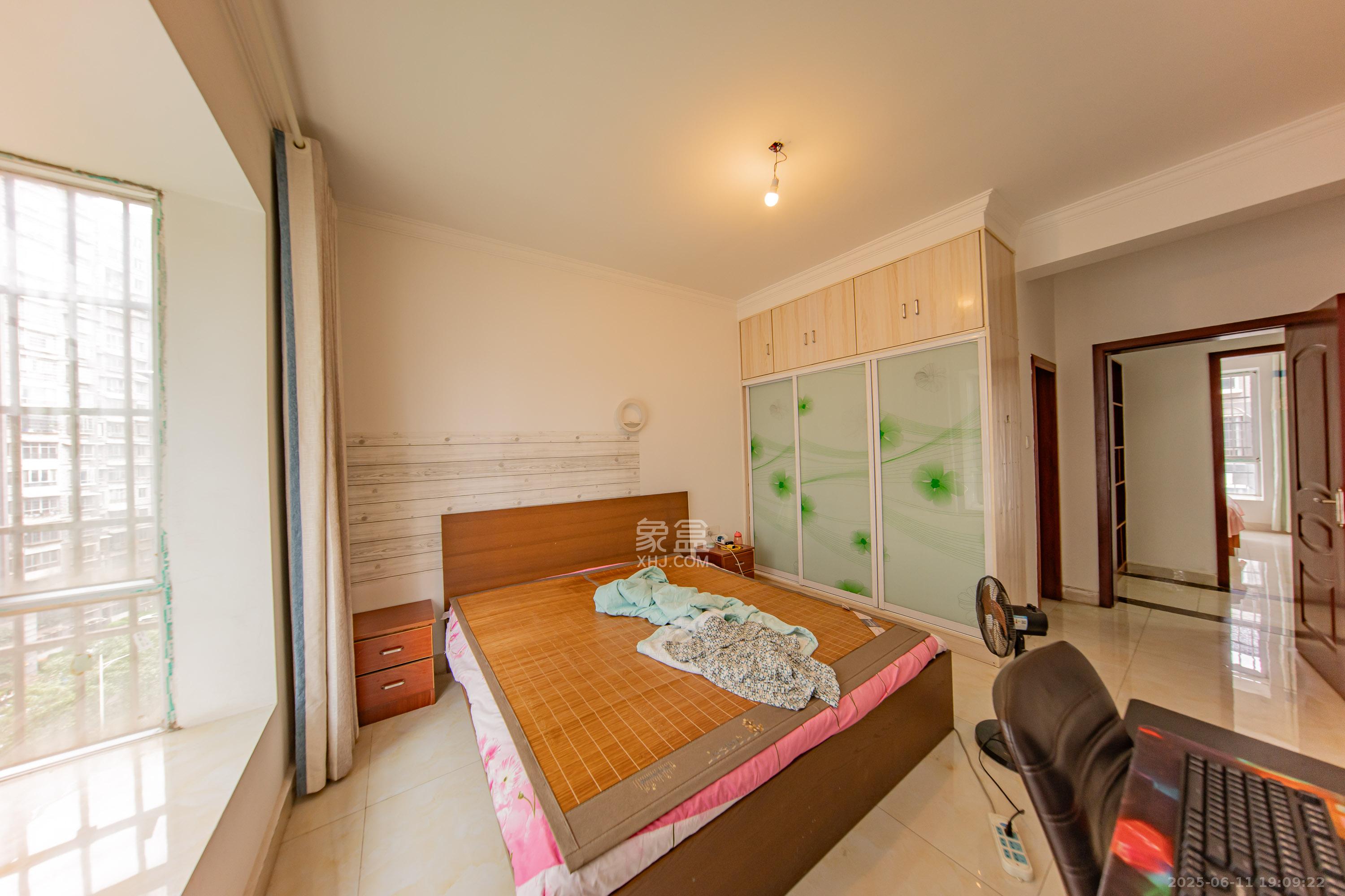 锑都家园  3室2厅2卫    50.0万卧室