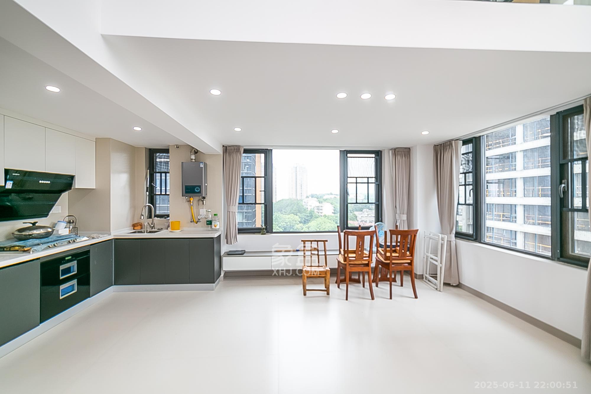 万科紫台 2室2厅2卫 55.8万 万科紫台 2室2厅2卫 55.8万客厅