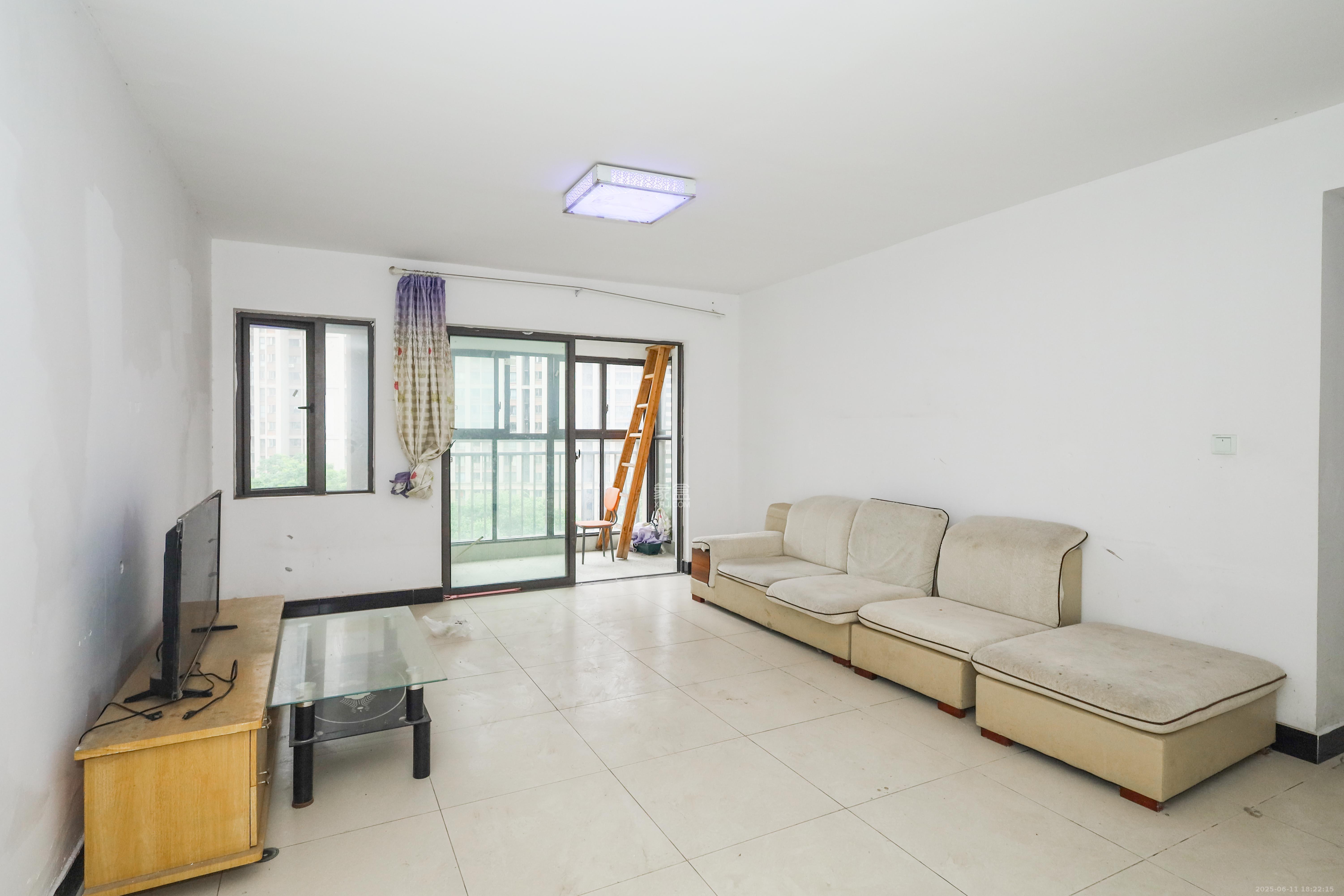 旭辉御府  4室2厅1卫    139.0万 旭辉御府  4室2厅1卫    139.0万客厅