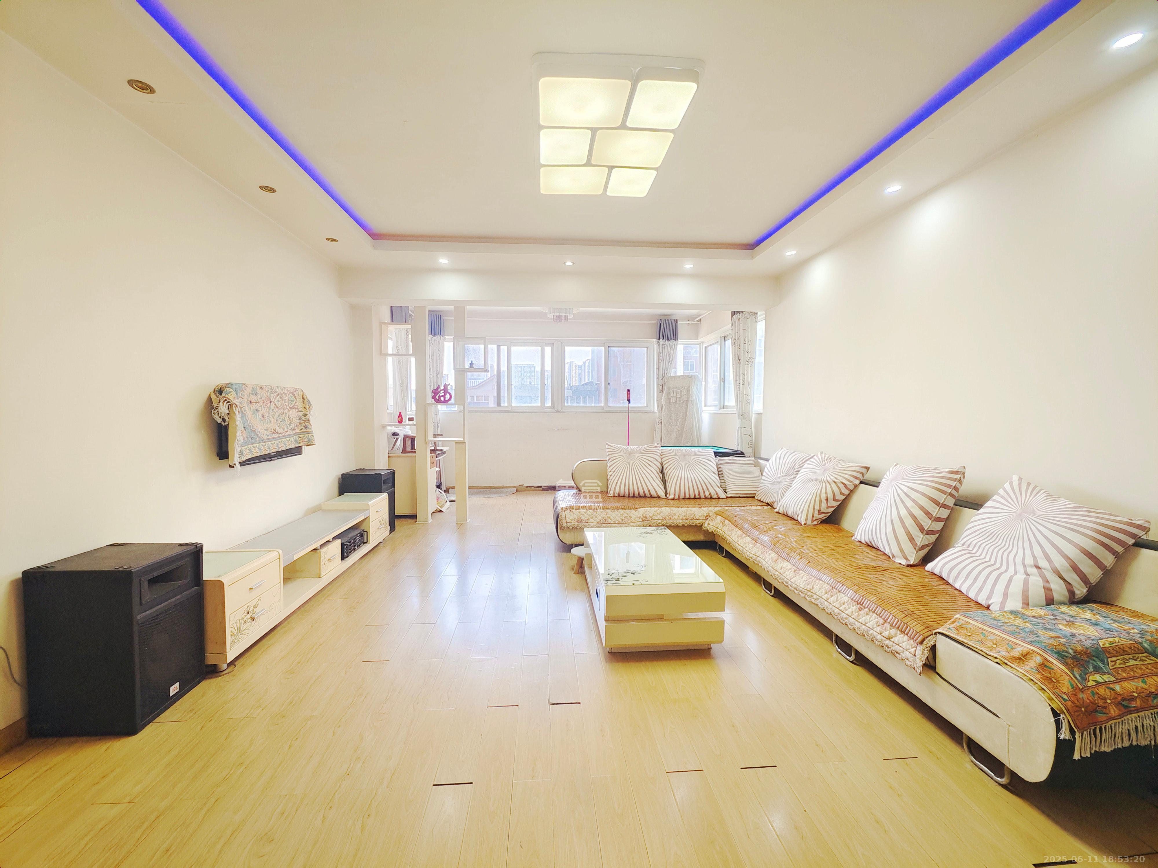 星蓝湾  3室2厅2卫    3100.0元/月室内图