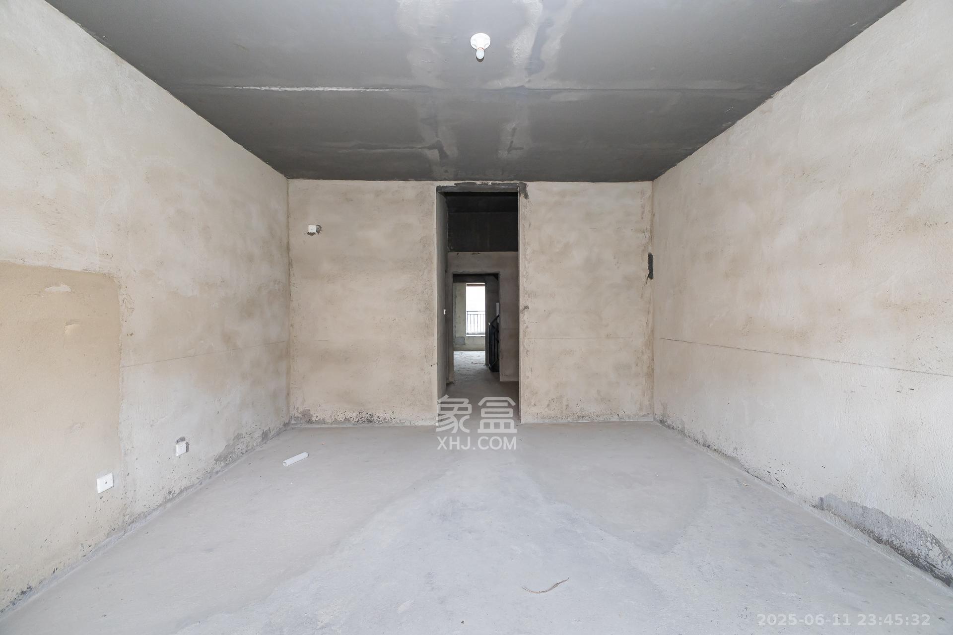 盈峰翠邸  5室2厅3卫    158.0万 盈峰翠邸  5室2厅3卫    158.0万卧室