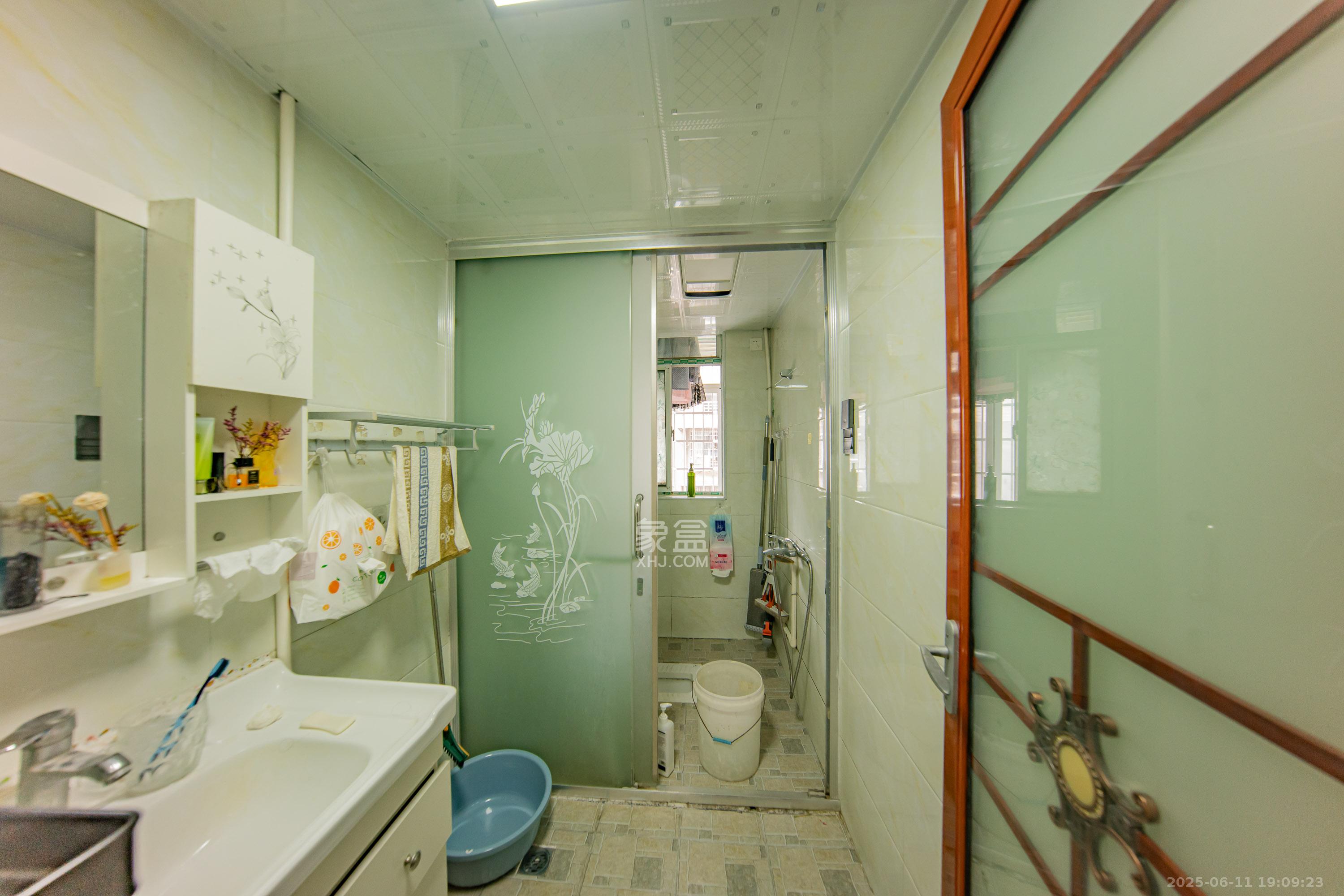 锑都家园  3室2厅2卫    50.0万卫生间