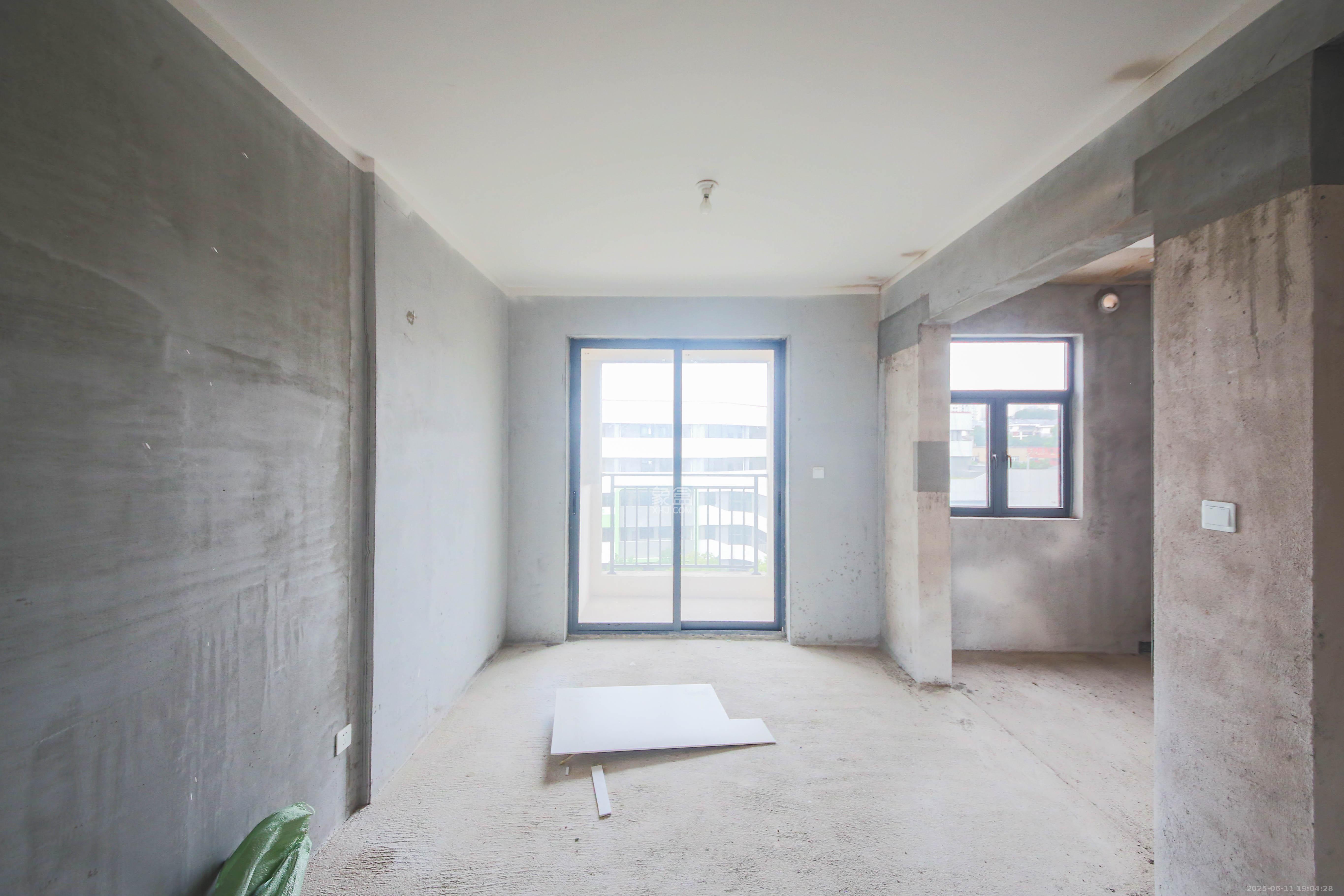 中建钰和城  4室2厅2卫   190.00万客厅