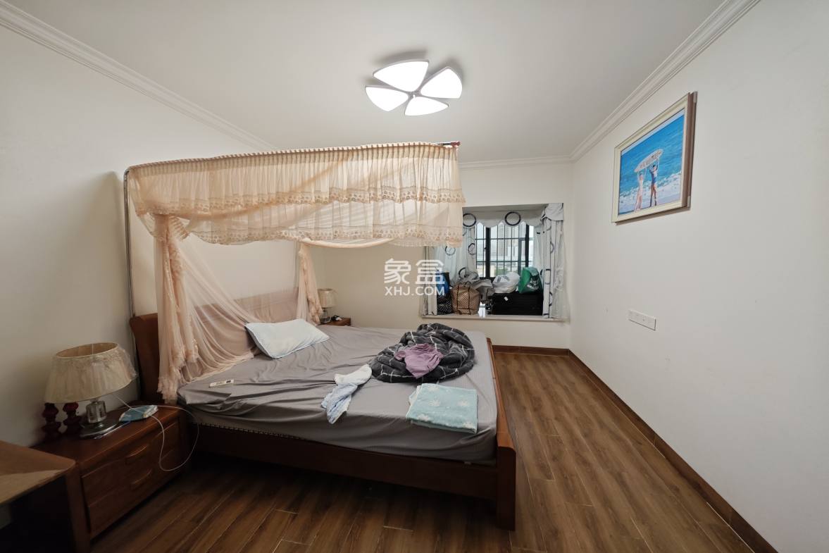 星华佳园 3室2厅2卫 215.00万 星华佳园 3室2厅2卫 215.00万客厅