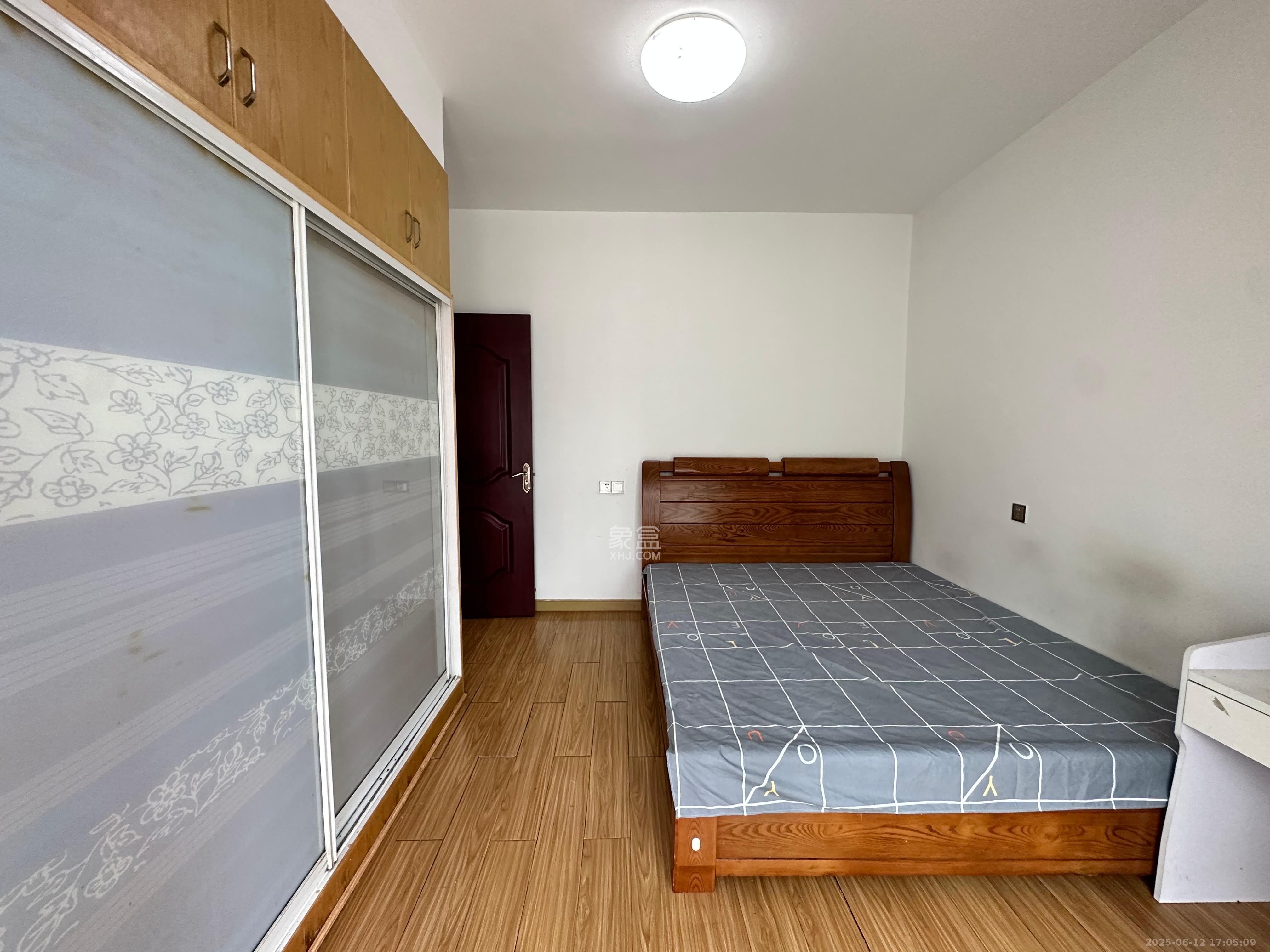 泊林晶城 1室2厅1卫 1500.0元/月 泊林晶城 1室2厅1卫 1500.0元/月室内图